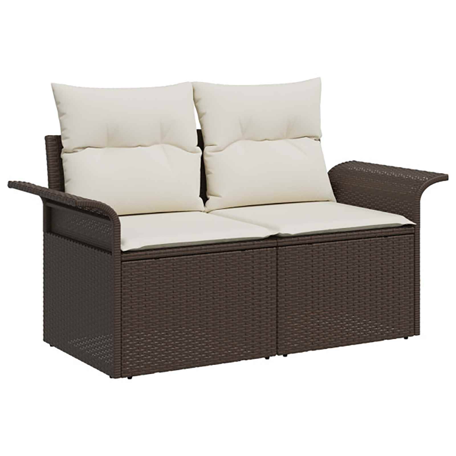 Braune Rattan-Gartensitzbank mit cremefarbenen Kissen und Rückenkissen auf weißem Hintergrund.