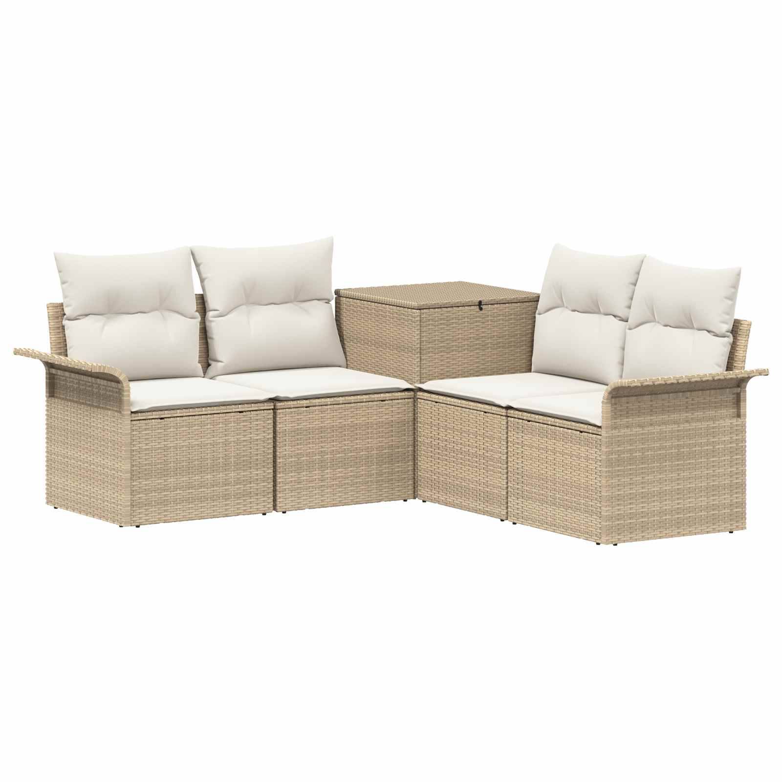 Beige Rattan-Gartensektionalsofa mit cremefarbenen Kissen und passendem Ecklagertisch auf weißem Hintergrund.