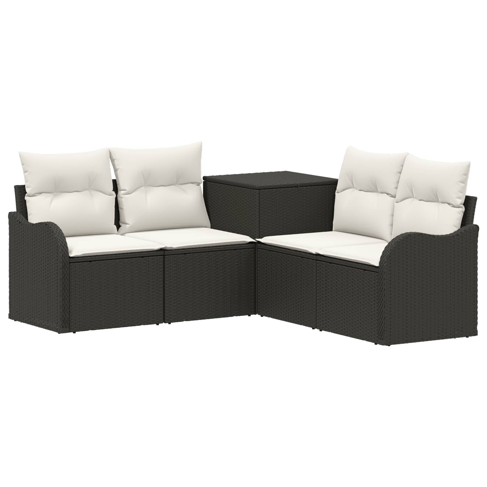 Schwarzes Polyrattan-Außensektor-Sofa mit cremefarbenen Kissen und passendem quadratischem Beistelltisch.