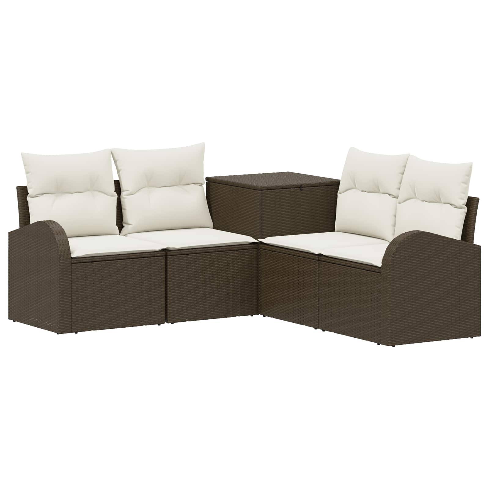 Braunes Rattan-Außenecksofa mit cremefarbenen Kissen und passendem Couchtisch in der Ecke