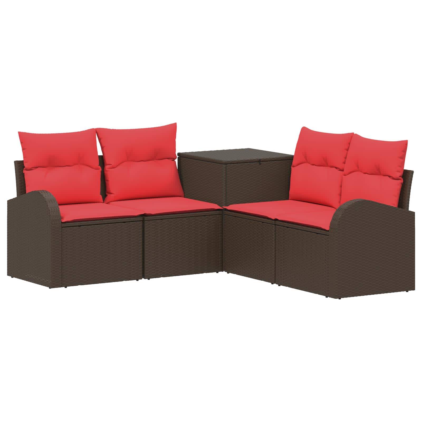 Braunes Flechtwerk-Außensektional-Sofa mit roten Kissen und einem passenden quadratischen Ecktisch, vor weißem Hintergrund dargestellt.