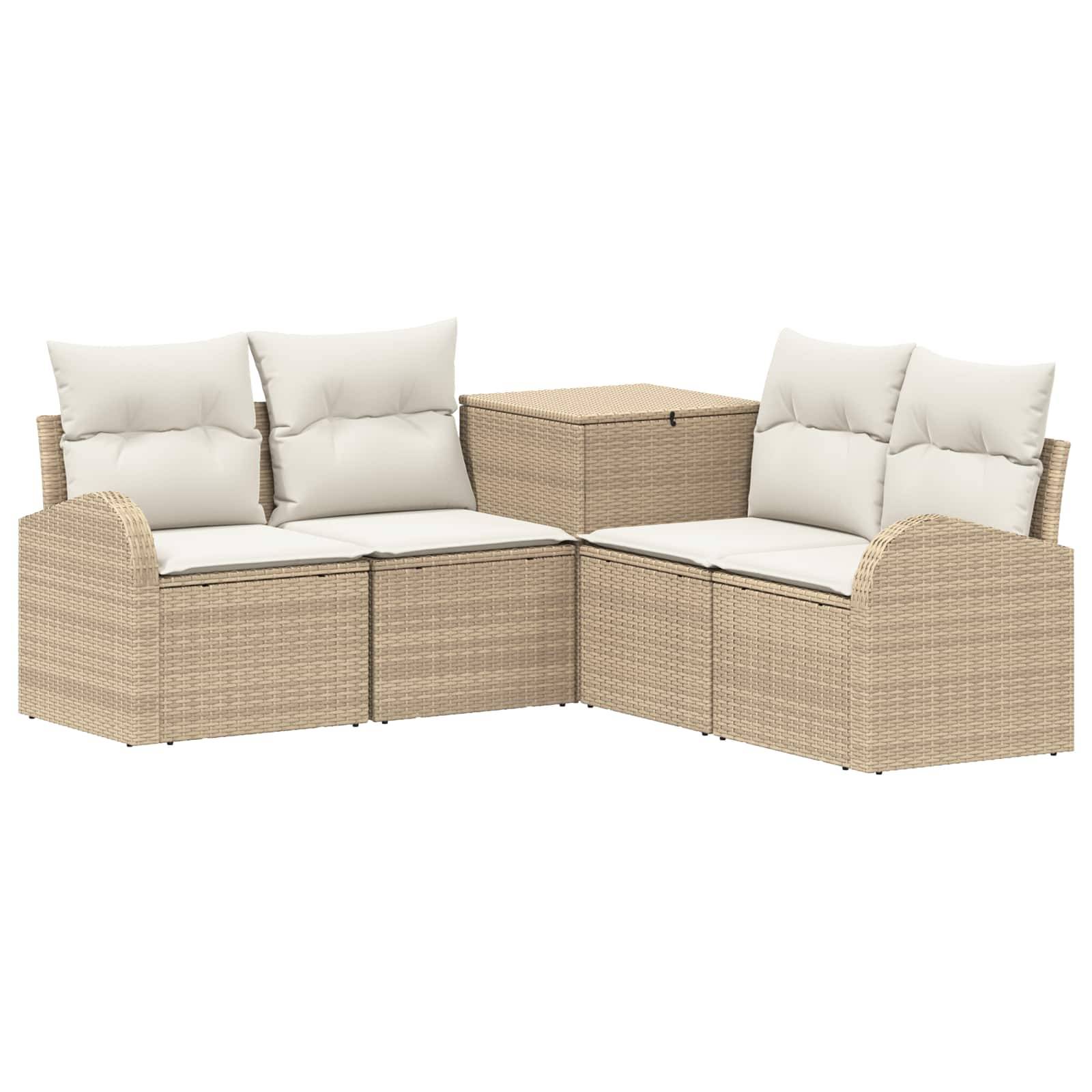 Beige Rattan-Außenecksofa mit weißen Kissen und einem passenden quadratischen Couchtisch in der Mitte.