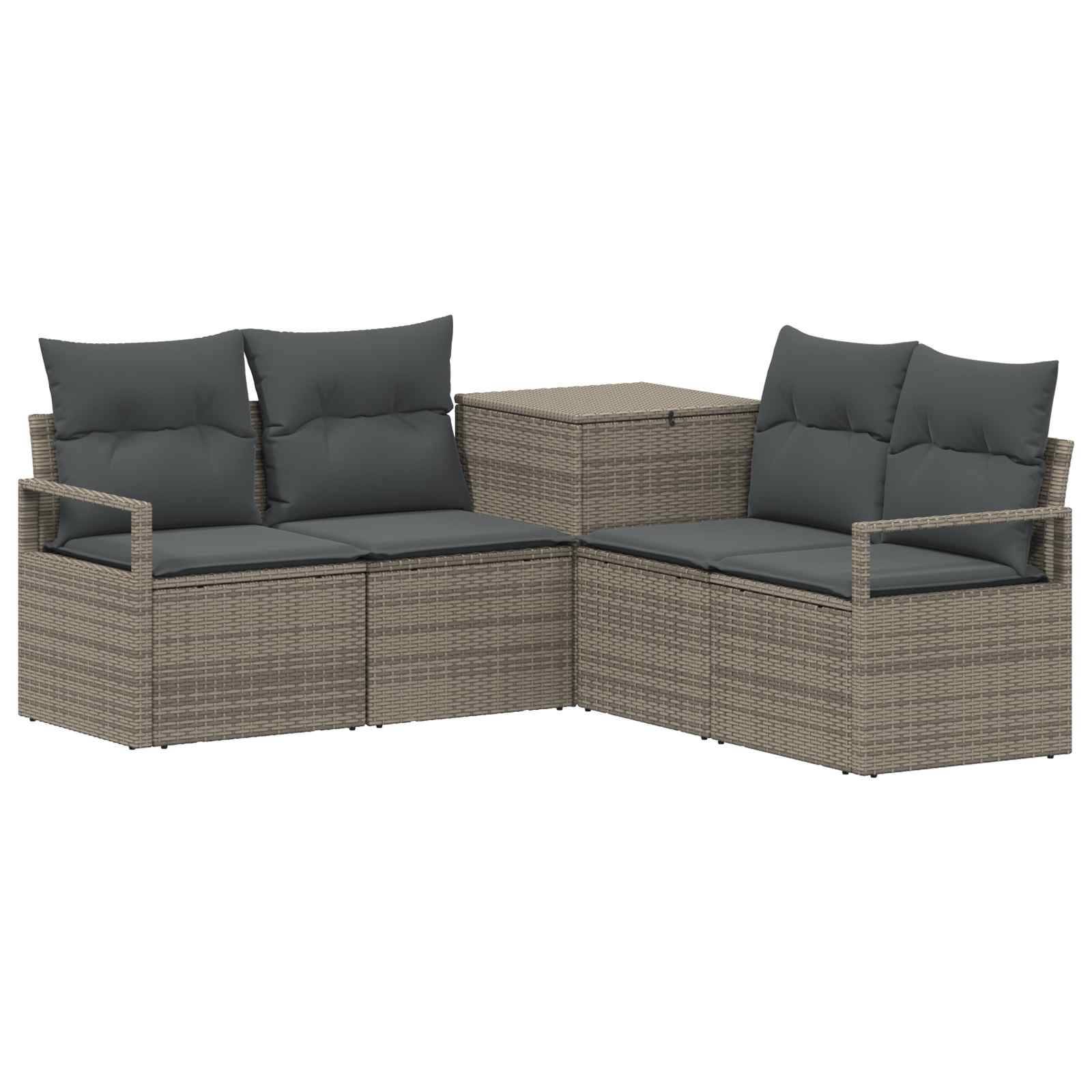 Graues Rattan-Außenecksofa mit zwei Zweisitzern, Ecktisch und dunklen Kissen auf weißem Hintergrund.