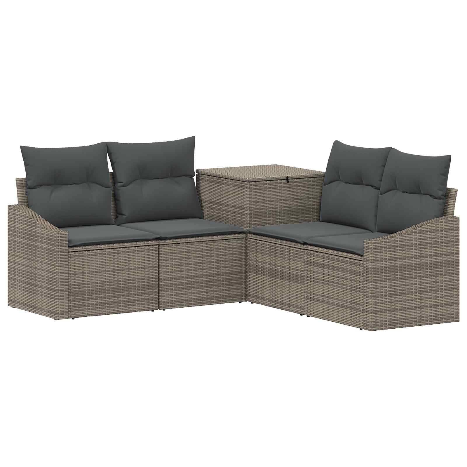 Outdoor-Rattansektional-Sofagarnitur mit dunklen Kissen und passendem quadratischem Couchtisch auf weißem Hintergrund.