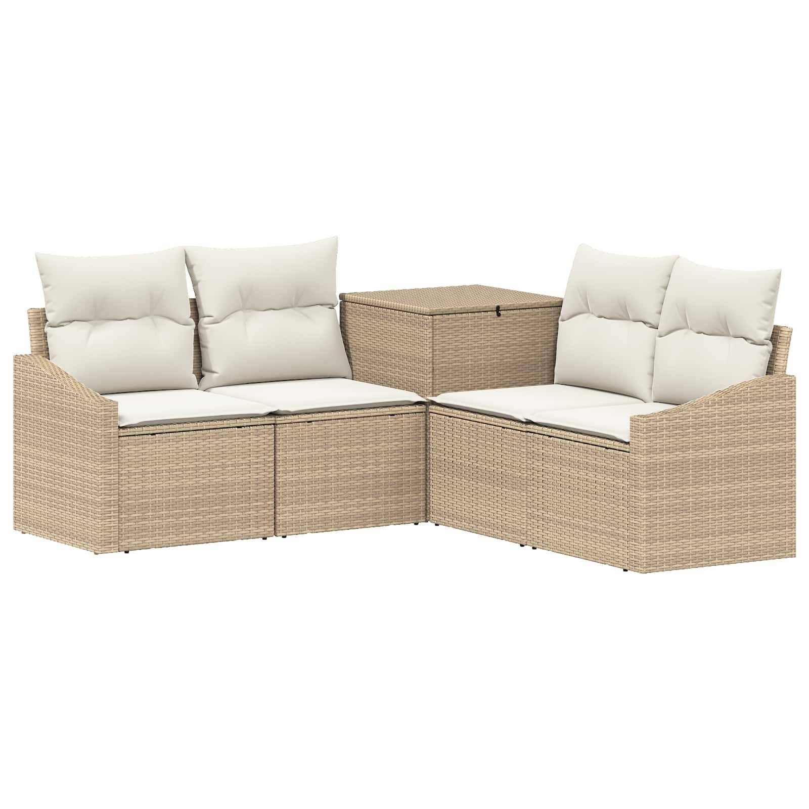 Beiger Polyrattan-Ecksofa im Freien mit weißen Kissen und passendem quadratischen Lager- oder Couchtisch in der Mitte.