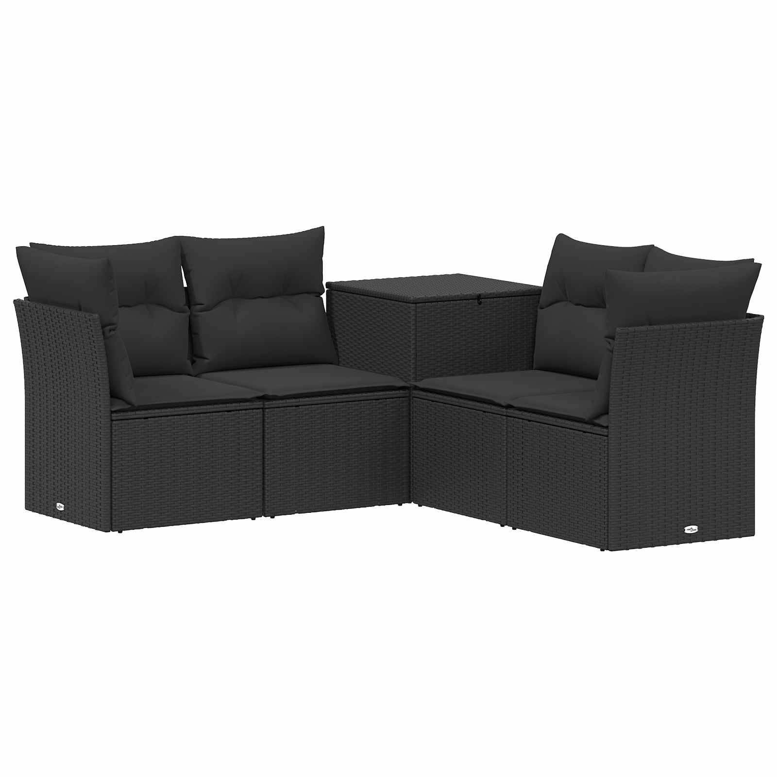 Schwarzes Rattangarnituren-Sofa für draußen mit Kissen und passendem Couchtisch in der Ecke, in L-Form auf weißem Hintergrund angeordnet.
