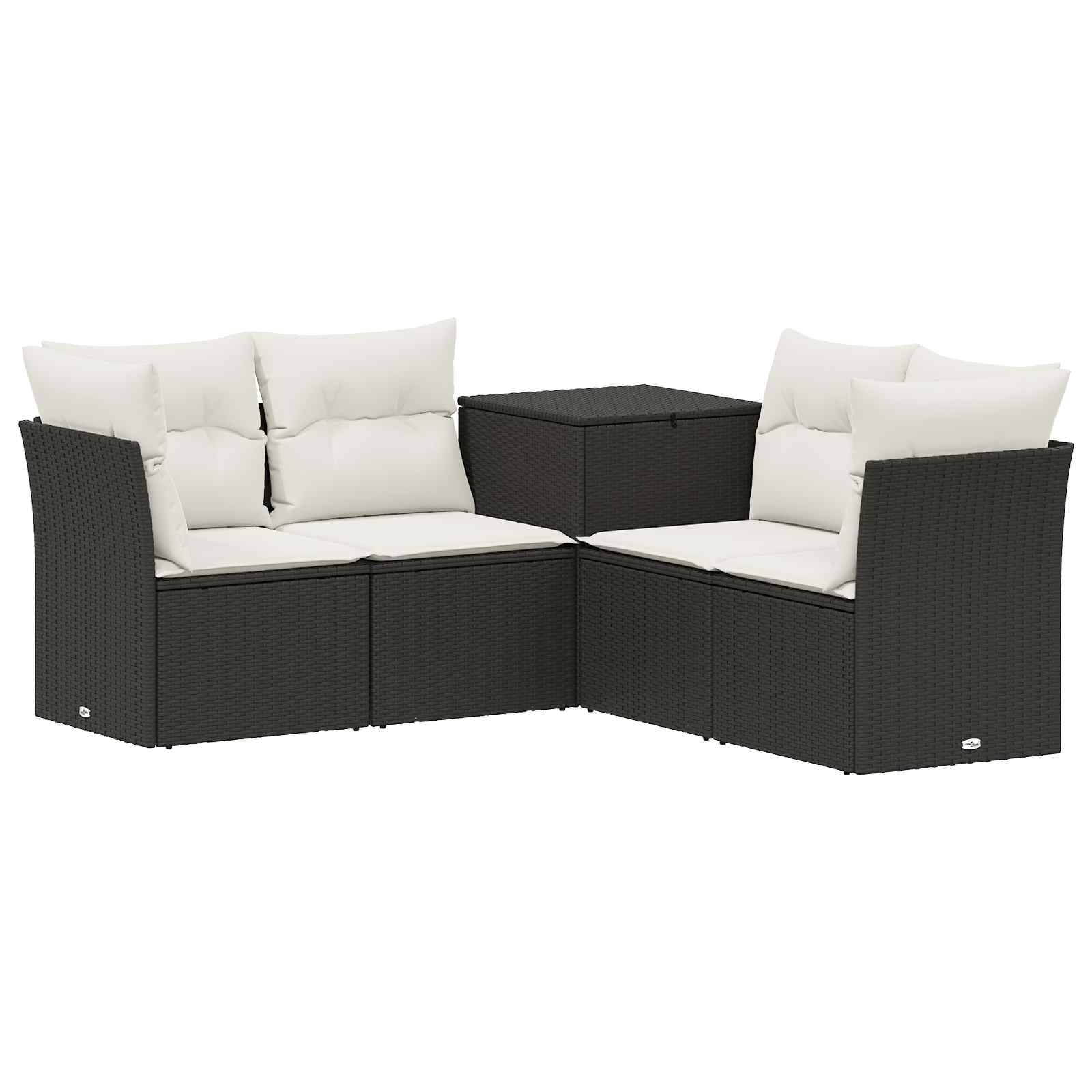 Schwarzes Rattan-Außeneckensofa-Set mit weißen Kissen und passendem quadratischem Tisch, dargestellt auf weißem Hintergrund.