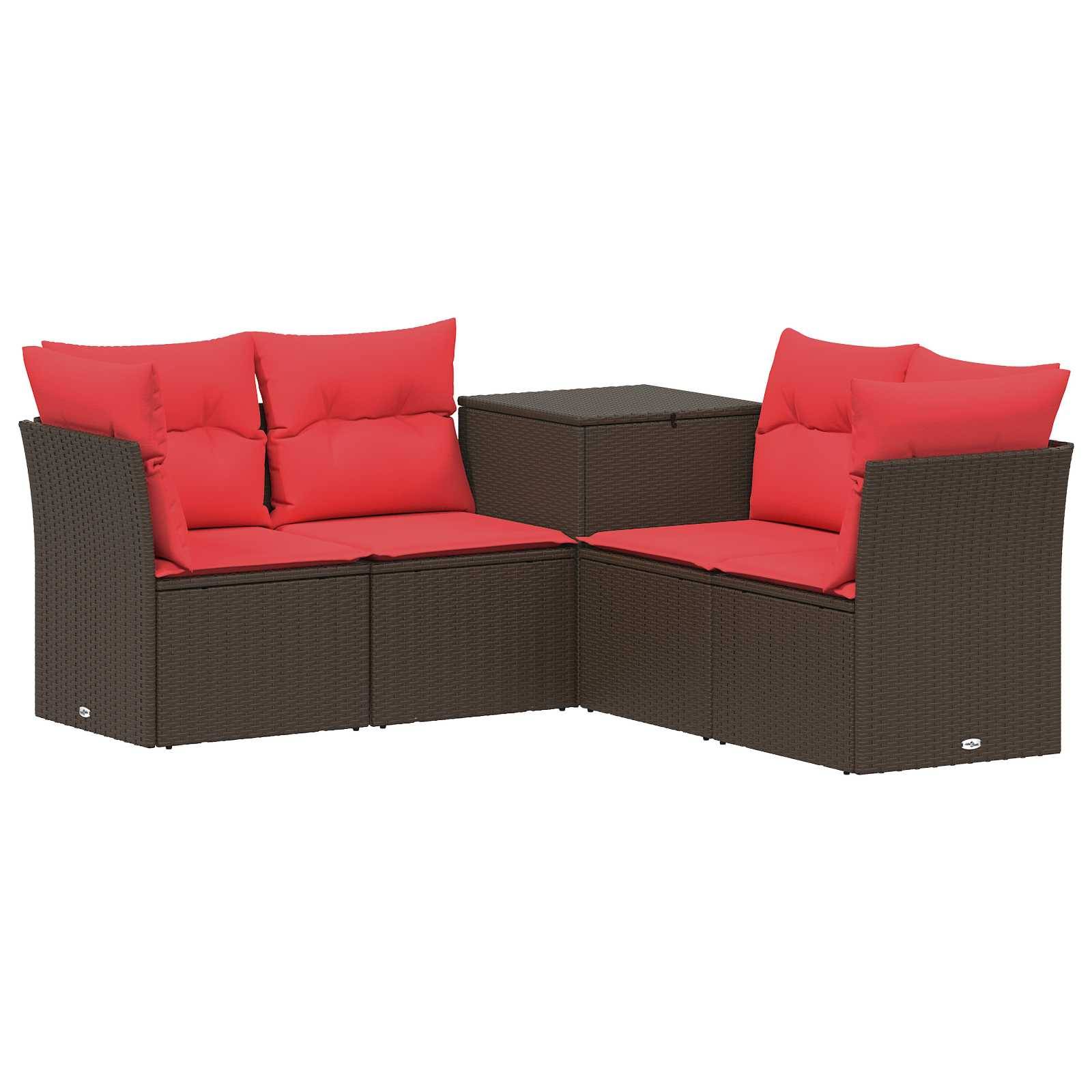 Braunes Rattansofa mit roten Kissen und passendem quadratischem Ecktisch, gezeigt auf weißem Hintergrund.