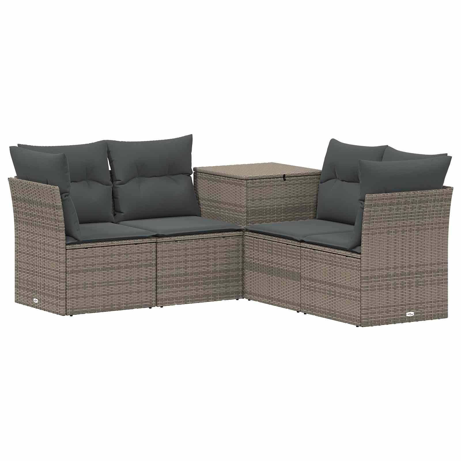 L-förmiges Outdoor-Korbgeflecht-Ecksofa mit dunklen Kissen und einem passenden Eckentisch auf weißem Hintergrund.