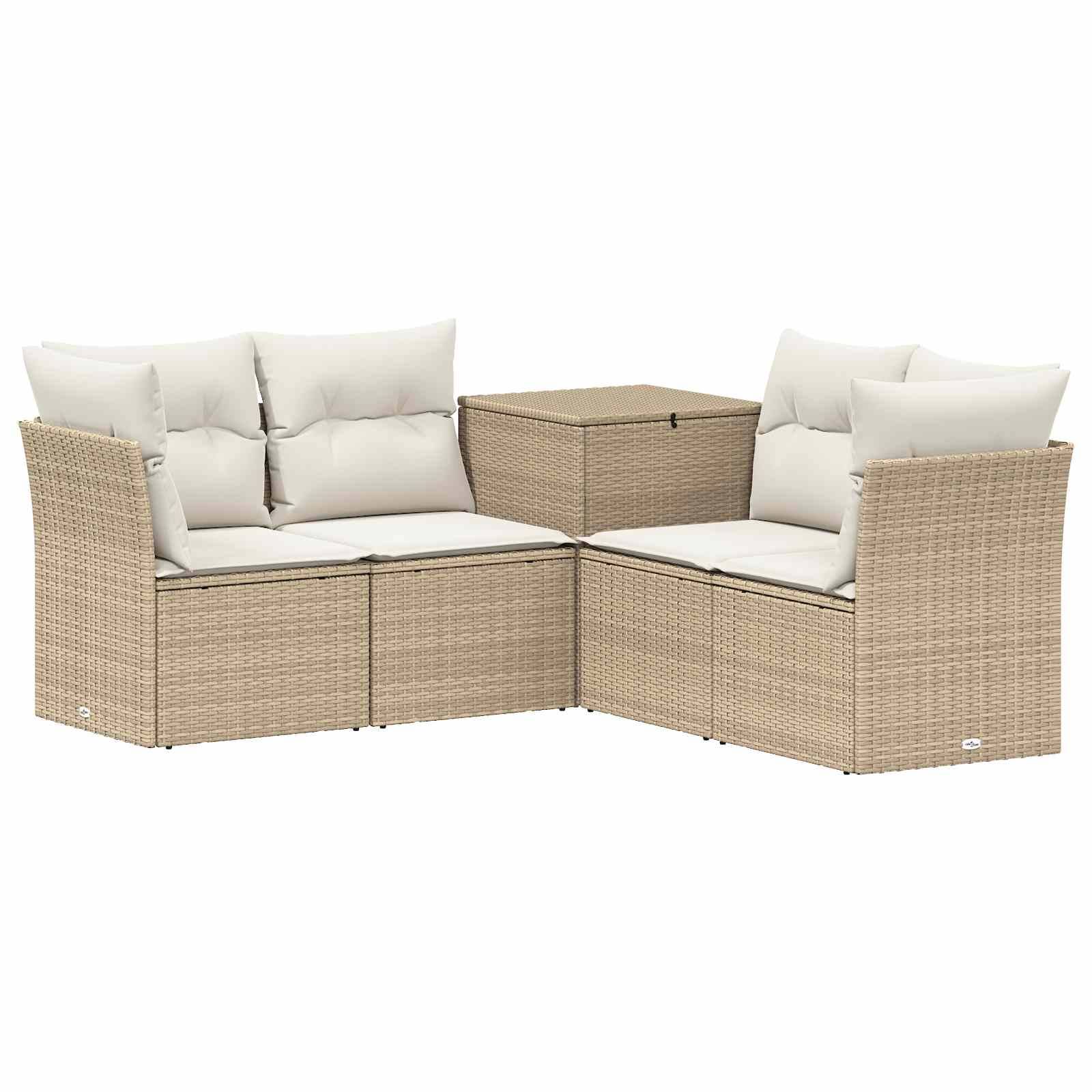 Beige Rattan-Gartenecksofa mit weißen Kissen und passendem quadratischem Couchtisch auf weißem Hintergrund.