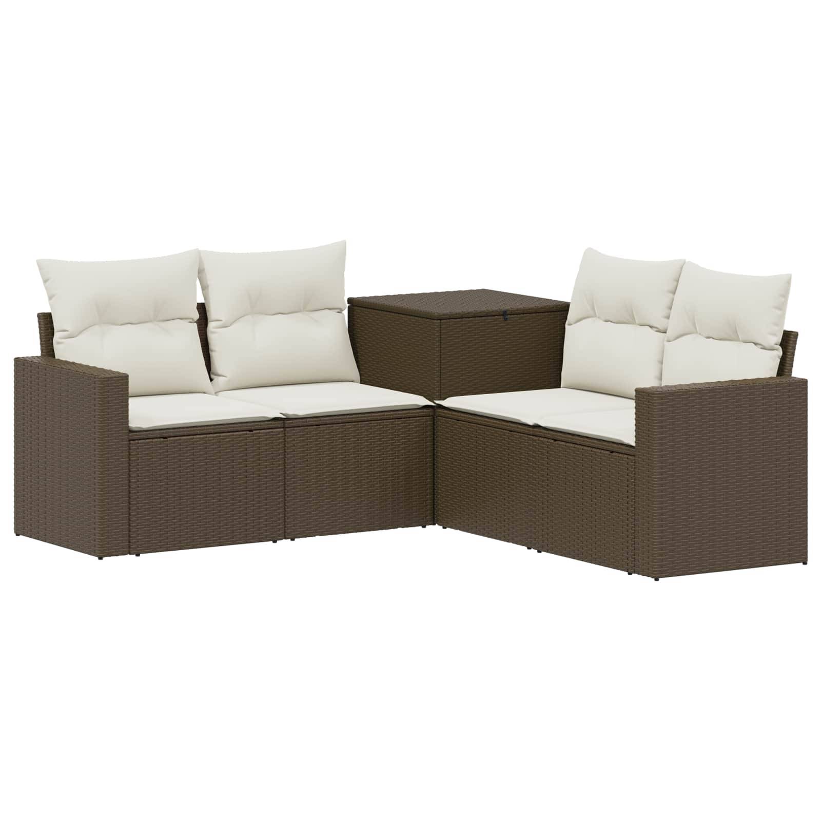 Braunes Polyrattan-Außensektionalsofa mit weißen Kissen und passendem quadratischem Ecktisch, dargestellt auf weißem Hintergrund.