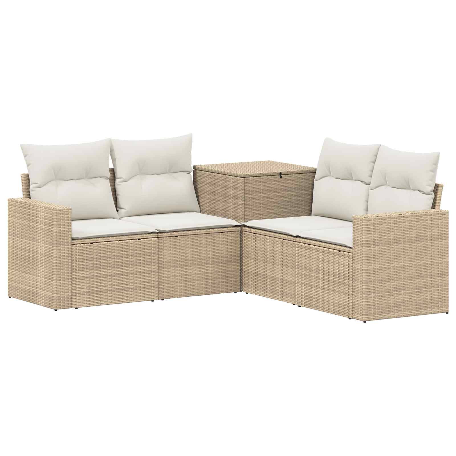 Beige Rattan-Außensektional-Sofa mit weißen Kissen und passendem quadratischem Beistelltisch auf weißem Hintergrund.