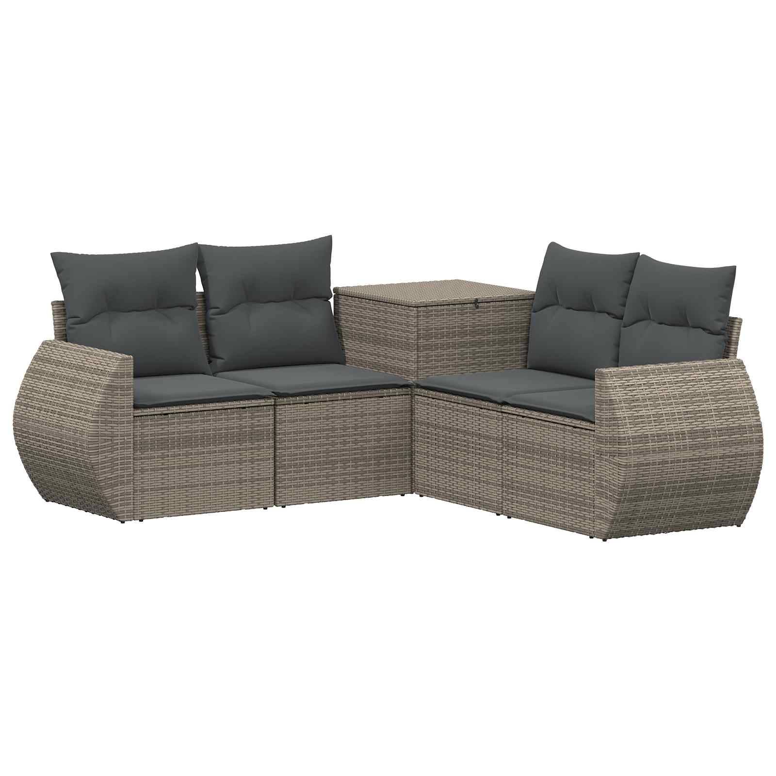 Zweiteiliges Outdoor-Rattansektor-Sofa mit dunklen Kissen und passendem quadratischem Ecktisch in der Mitte.