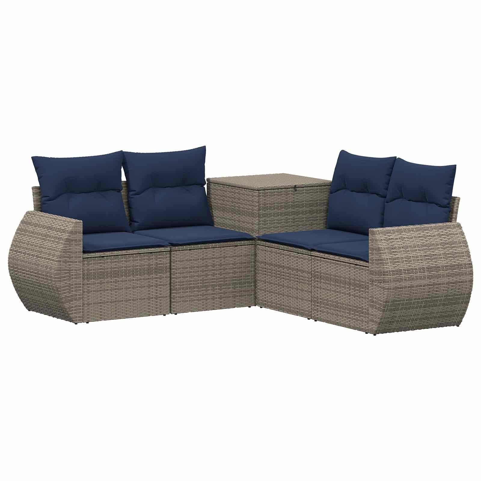 Outdoor-Rattanecksofa-Set mit marineblauen Kissen und zentralem quadratischem Couchtisch auf weißem Hintergrund.