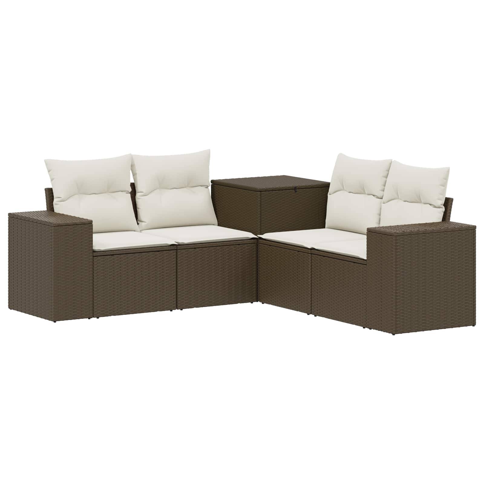 Braunes Rattansofa im Freien mit cremefarbenen Kissen und passendem Eckentisch auf weißem Hintergrund.