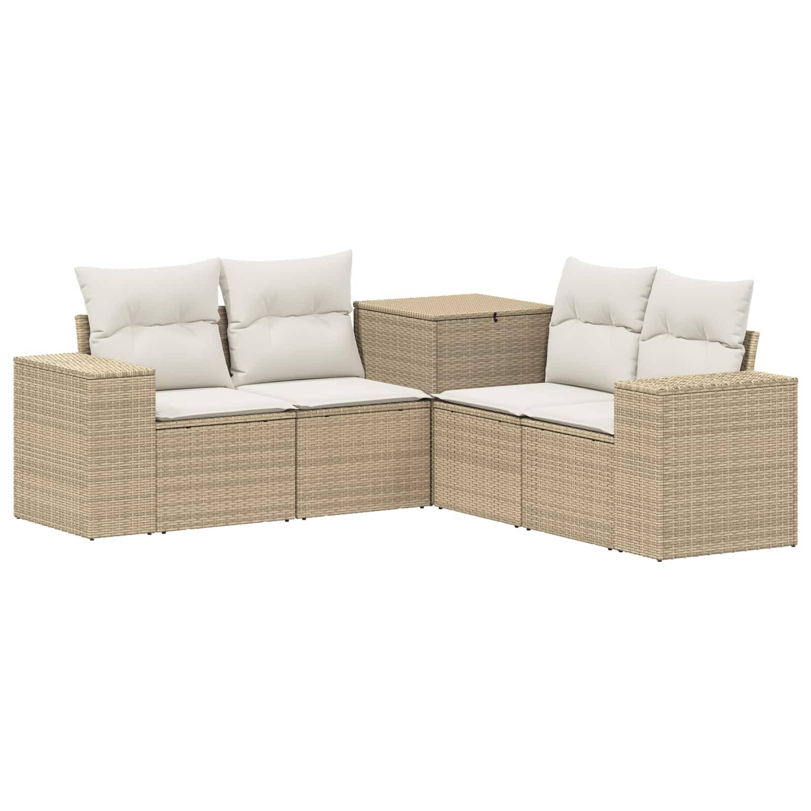 Beige Korbgeflecht-Außenecksofa mit weißen Kissen und passendem Ecktisch auf weißem Hintergrund.