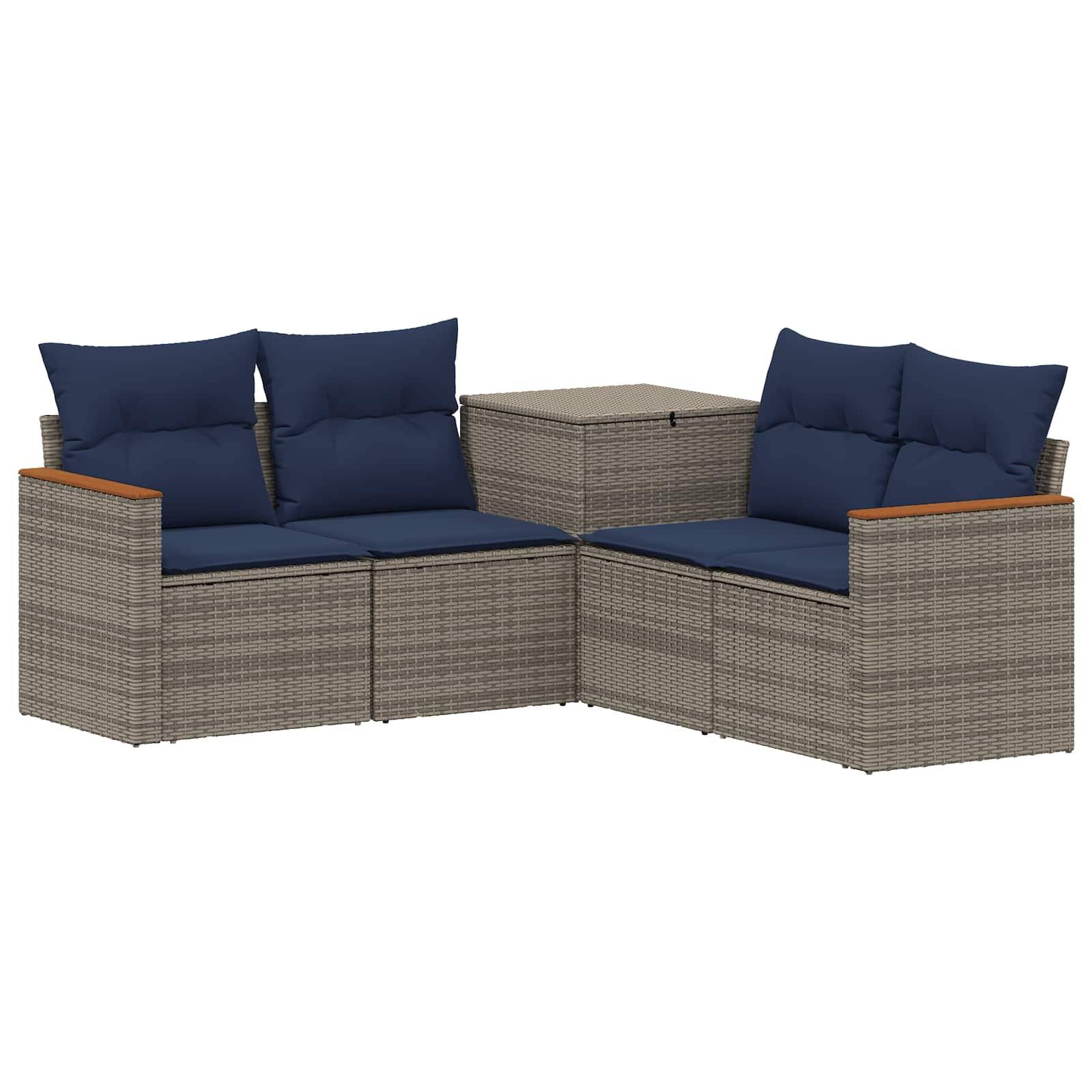 Graues Rattan-Außensektionssofa mit marineblauen Kissen und passendem quadratischem Couchtisch auf weißem Hintergrund.