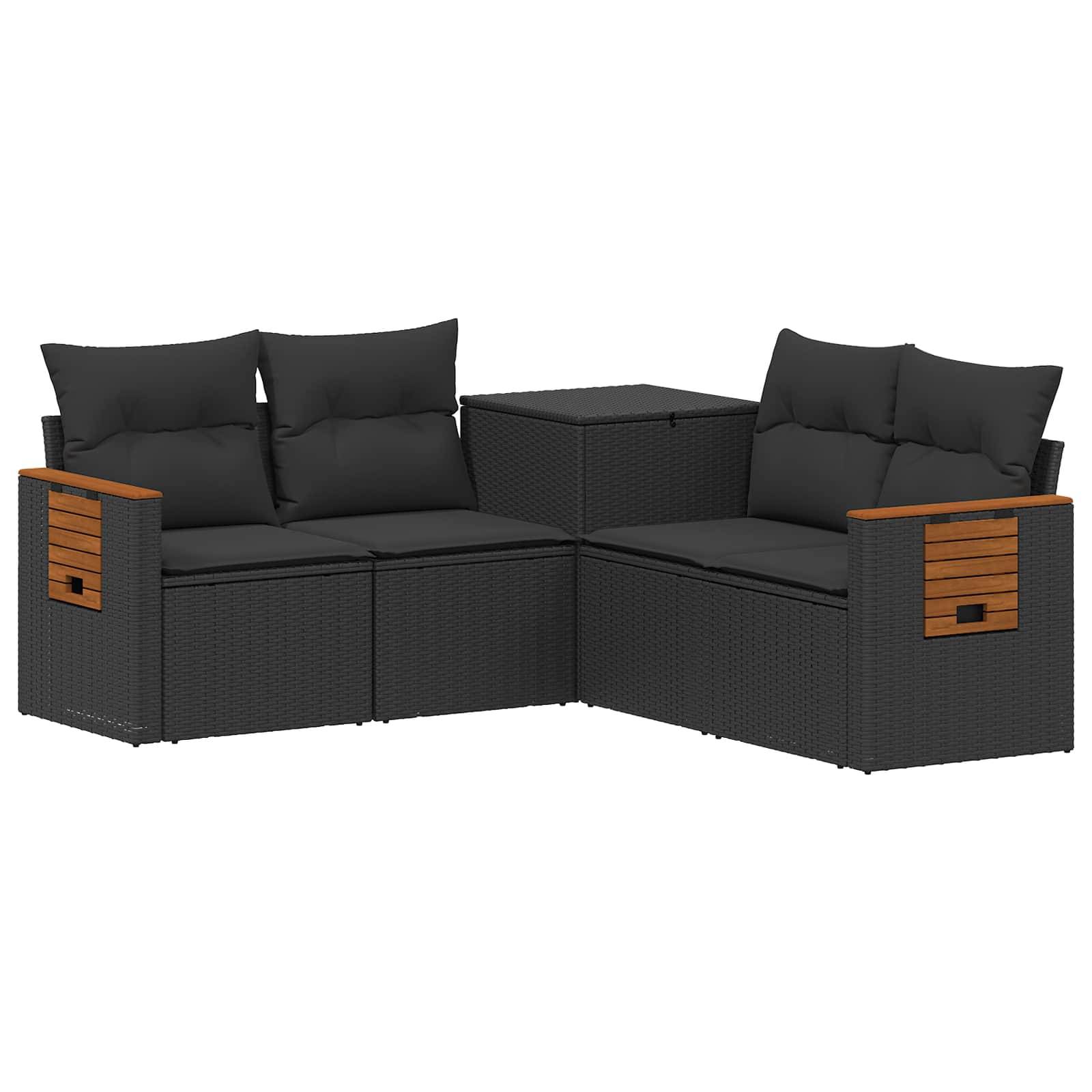 Schwarzes Outdoor-Ecksofa mit zwei Zweisitzern, Kissen und passendem Eckktisch, akzentuiert durch Armlehnen mit Holzleisten.