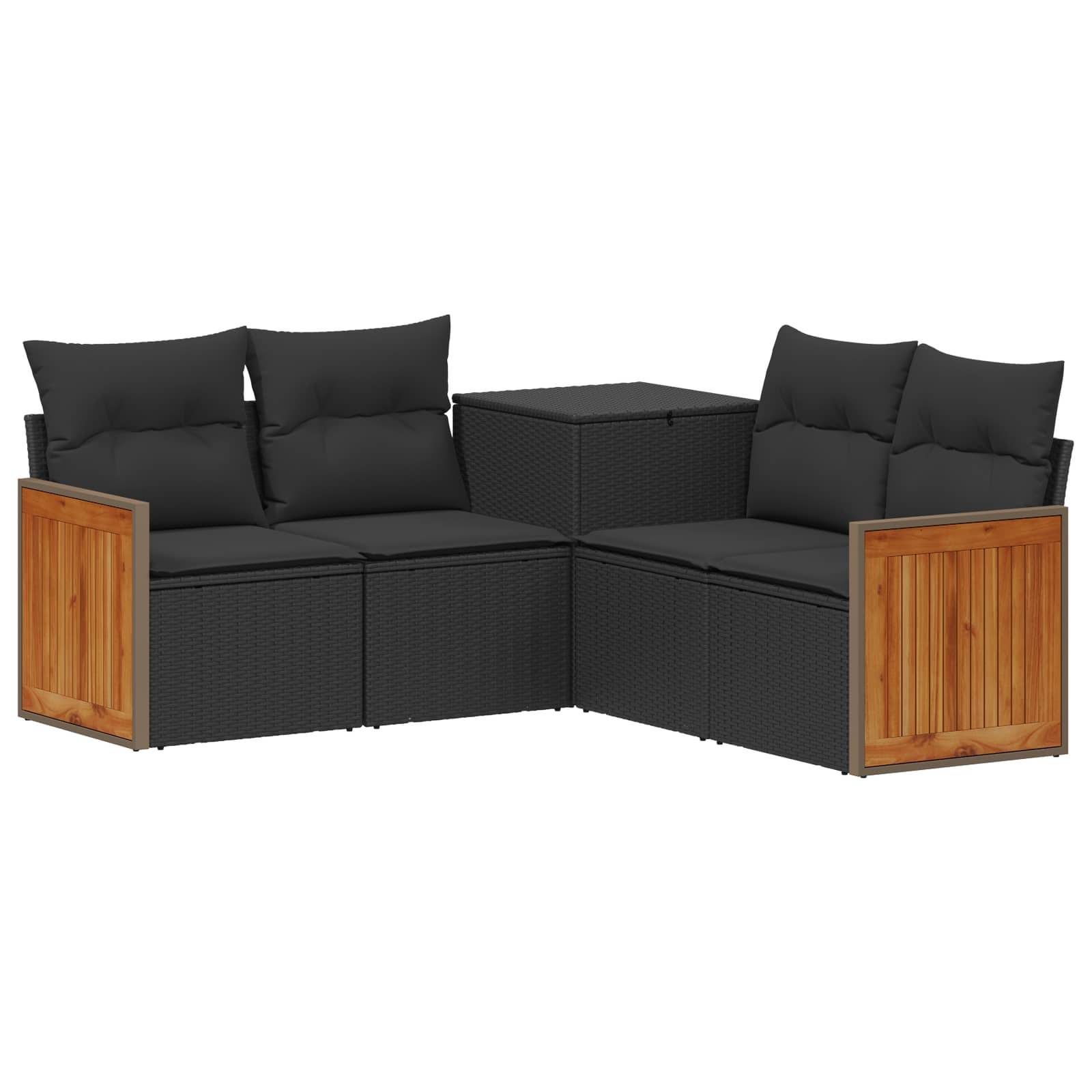 Schwarze Außensektionalcouch mit Holzseitenpaneelen und passenden schwarzen Kissen, in L-Form angeordnet mit einem kleinen Mitteltisch.