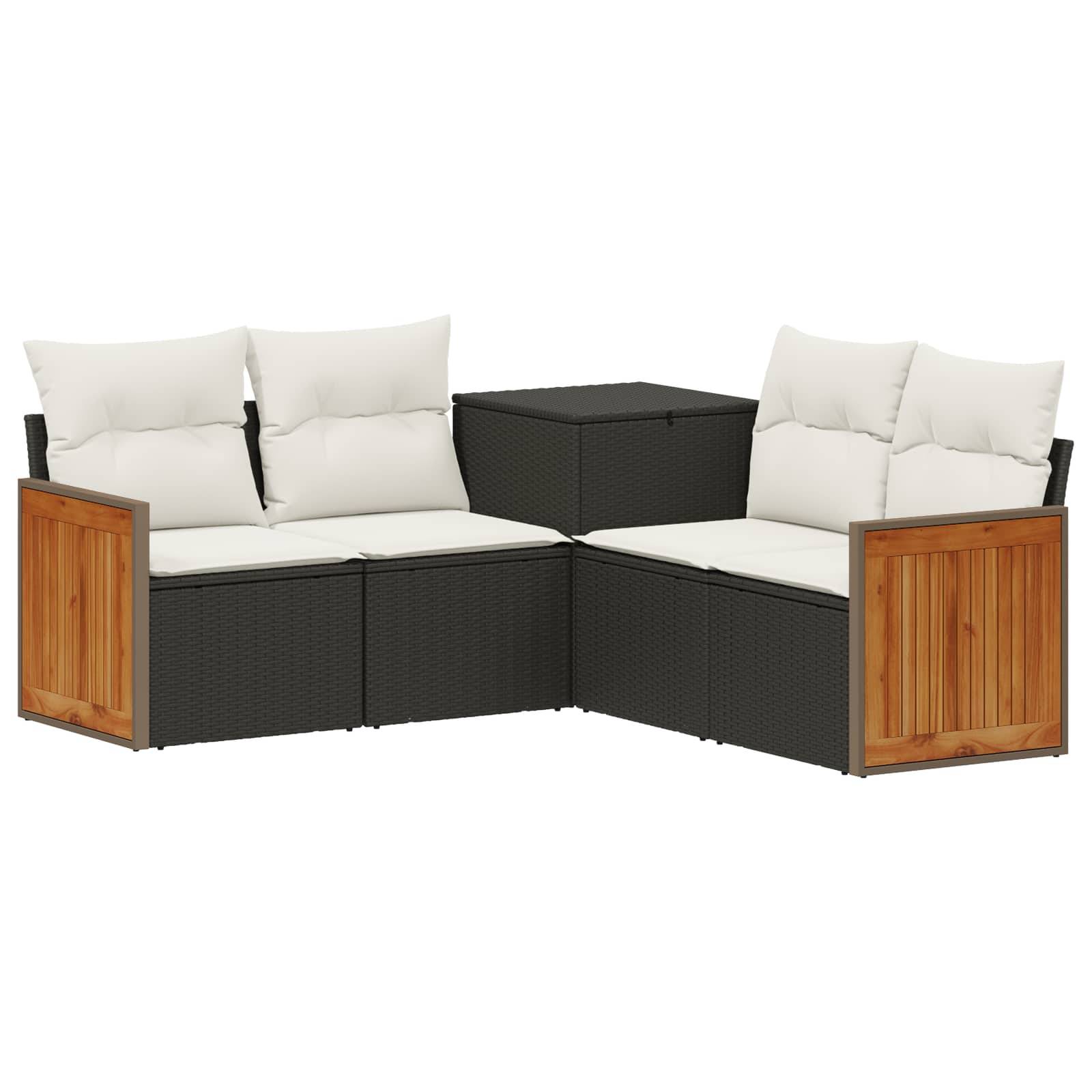Ein Outdoor-Ecksofa mit schwarzem gewebtem Rahmen, weißen Kissen, Holzarmlehnen und einem passenden quadratischen Beistelltisch.
