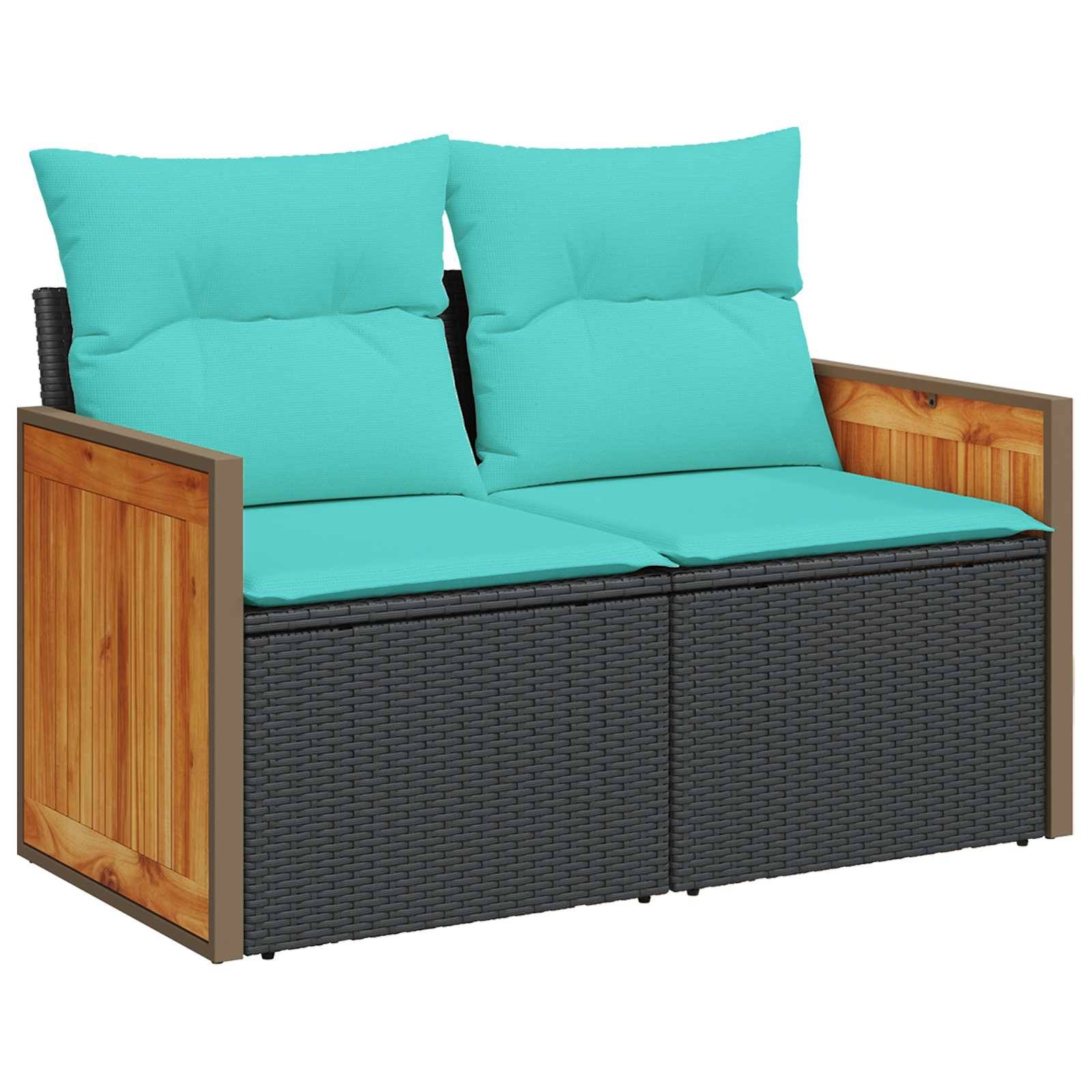 Zweisitziges Außensofa mit türkisen Kissen, dunklem Rattanrahmen und Holzseitenpaneelen auf weißem Hintergrund.