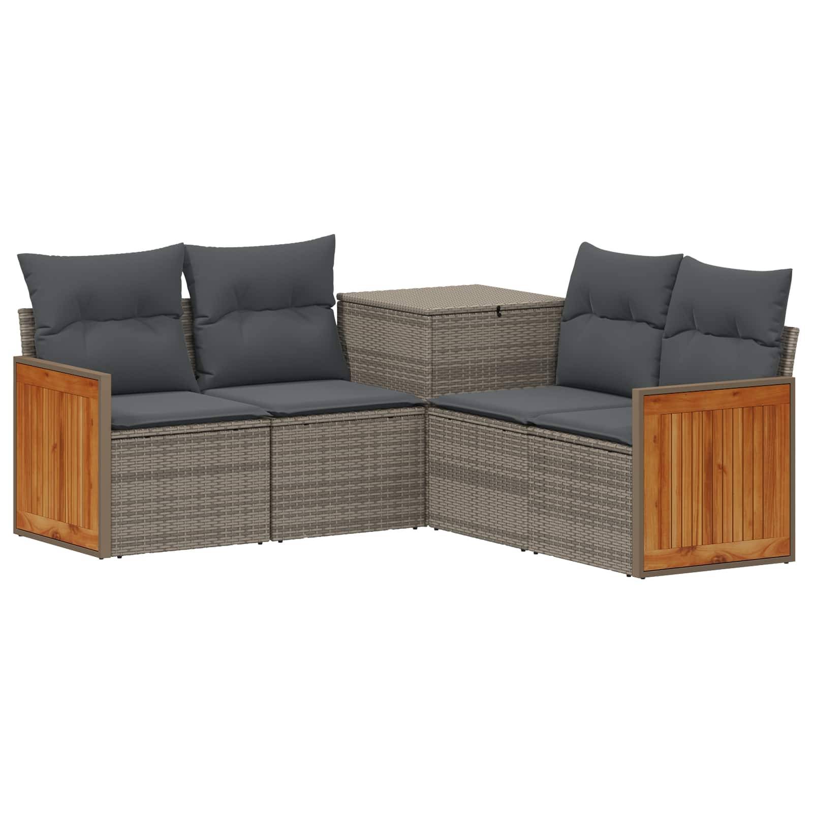 L-förmiges Außenpatio-Ecksofa mit grauen Kissen, Flechtwerk-Seitenelementen, Holzarmlehnen und passendem Stauraum-Tisch.
