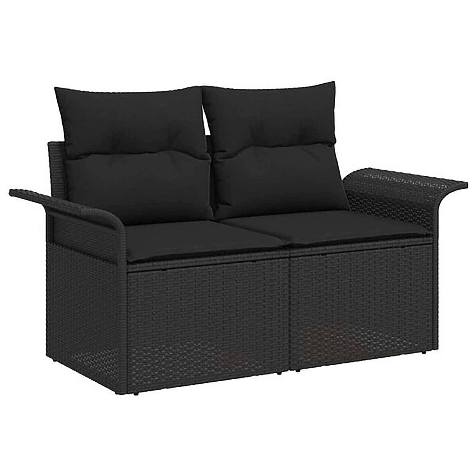 Schwarzes gewebtes Outdoor-Liebessofa mit zwei Sitz- und Rückenkissen, niedrigen Armlehnen und speicherähnlichen Frontpaneelen auf weißem Hintergrund.