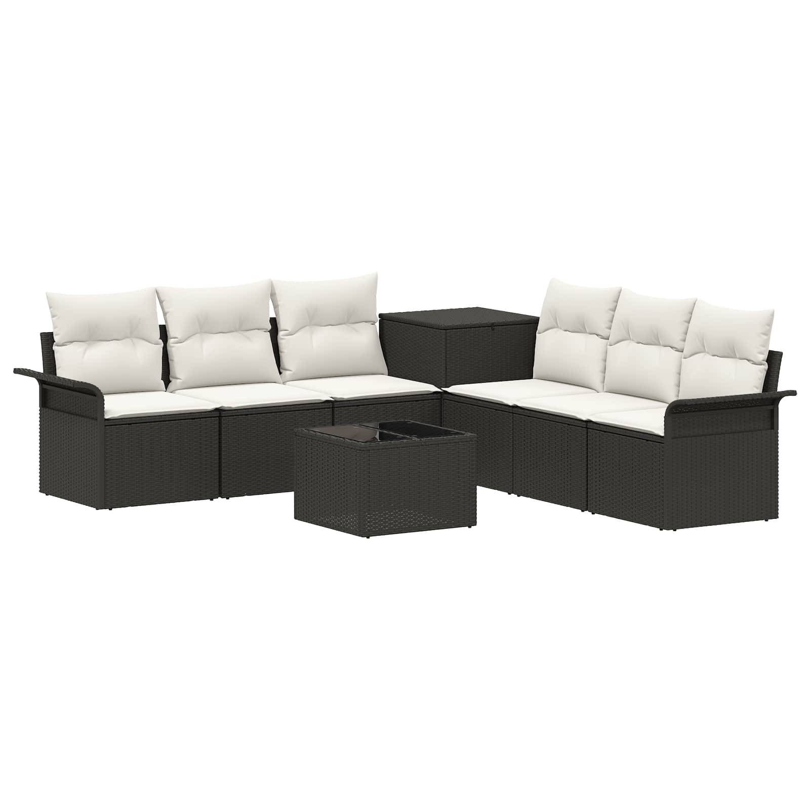 Schwarzes Rattansofa-Loungegarnitur im Freien mit weißen Kissen, passendem Tisch und seitlicher Aufbewahrungseinheit auf weißem Hintergrund