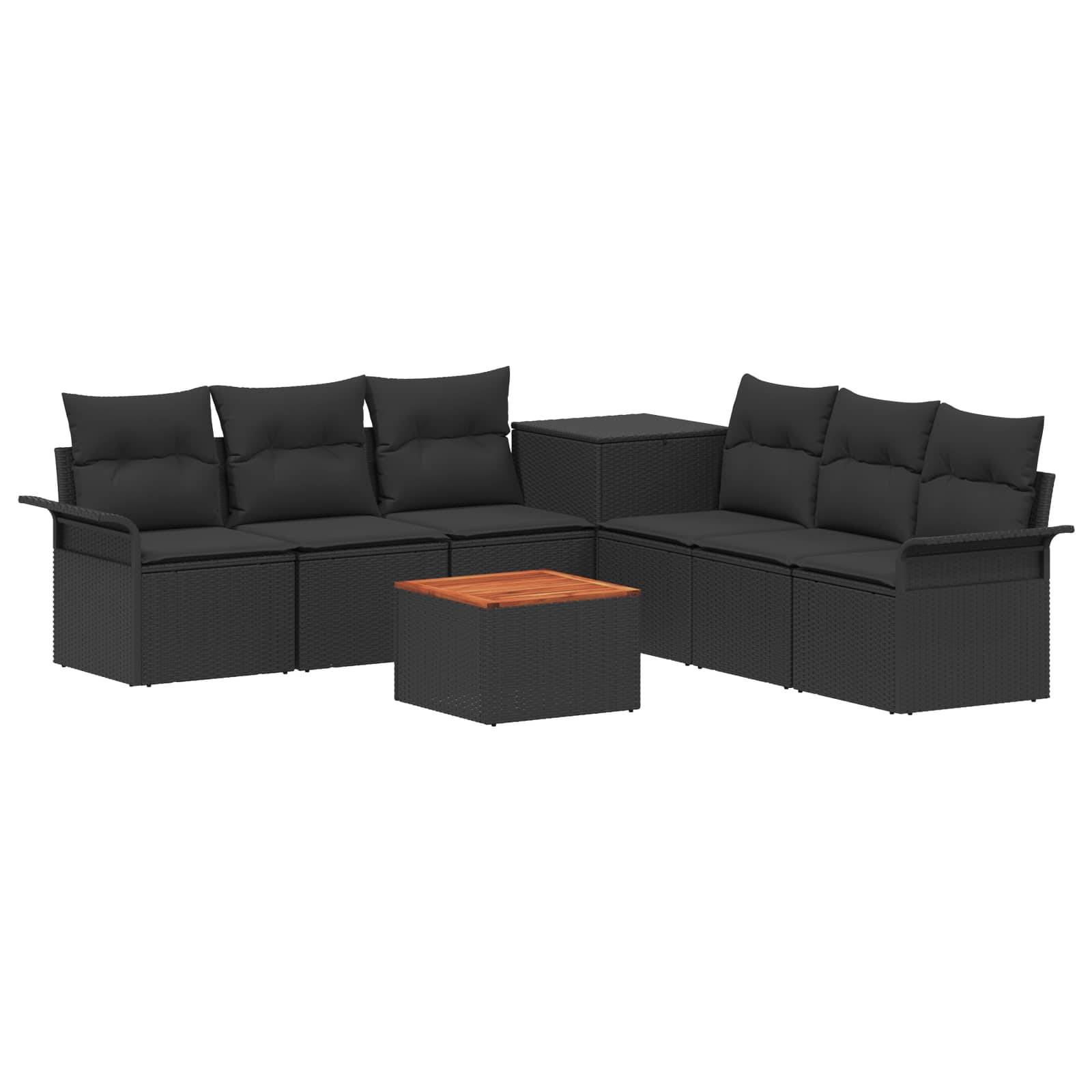 Schwarze L-förmige Outdoor-Eckgarnitur mit Kissen und ein kleiner quadratischer Couchtisch mit Holzoberfläche.