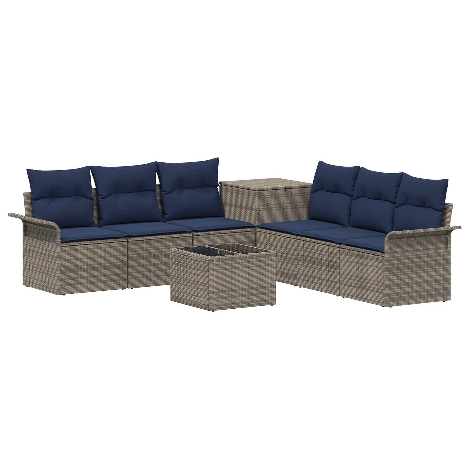 Outdoor-Rattan-Eckgarnitur mit zwei Ecksofa, einem kleinen Mitteltisch und blauen Kissen auf weißem Hintergrund.