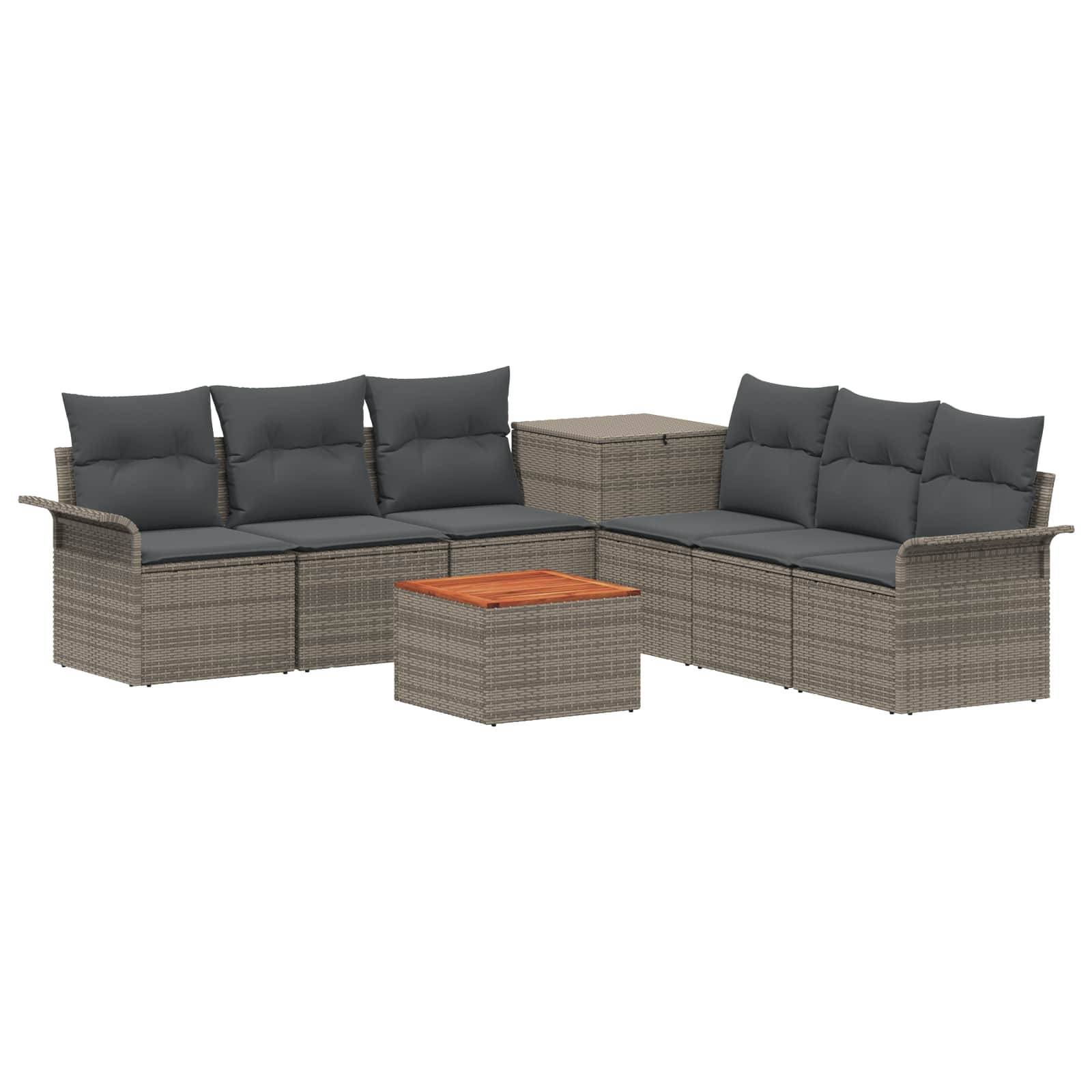 Gartensectional-Sofagarnitur mit zwei grauen Polyrattan-Liebessitzen, zwei Beistelltischen mit Stauraum und einem kleinen Couchtisch mit Holzplatte.
