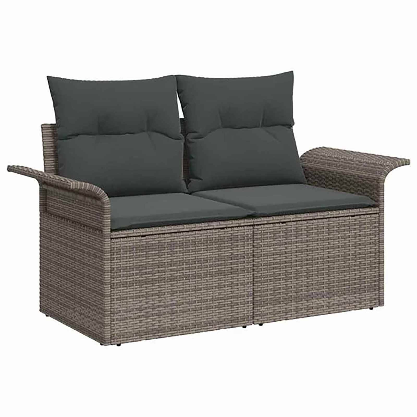 Zweisitziges geflochtenes Korbmöbel-Sofa aus Weidengeflecht für den Außenbereich mit dunklen Kissen und seitlichen Armlehnen auf weißem Hintergrund.