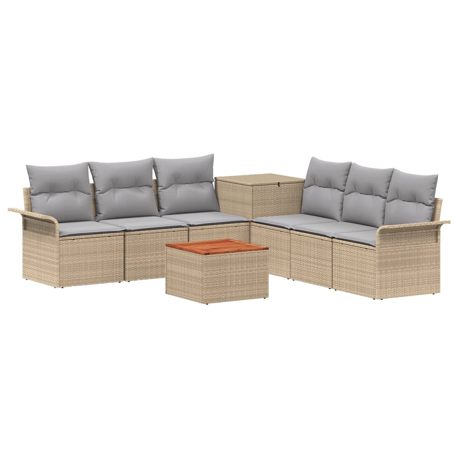 Beige Rattangarnitur im Freien mit grauem Kissen, passendem Lagerungstisch und quadratischem Couchtisch mit Holzplatte.