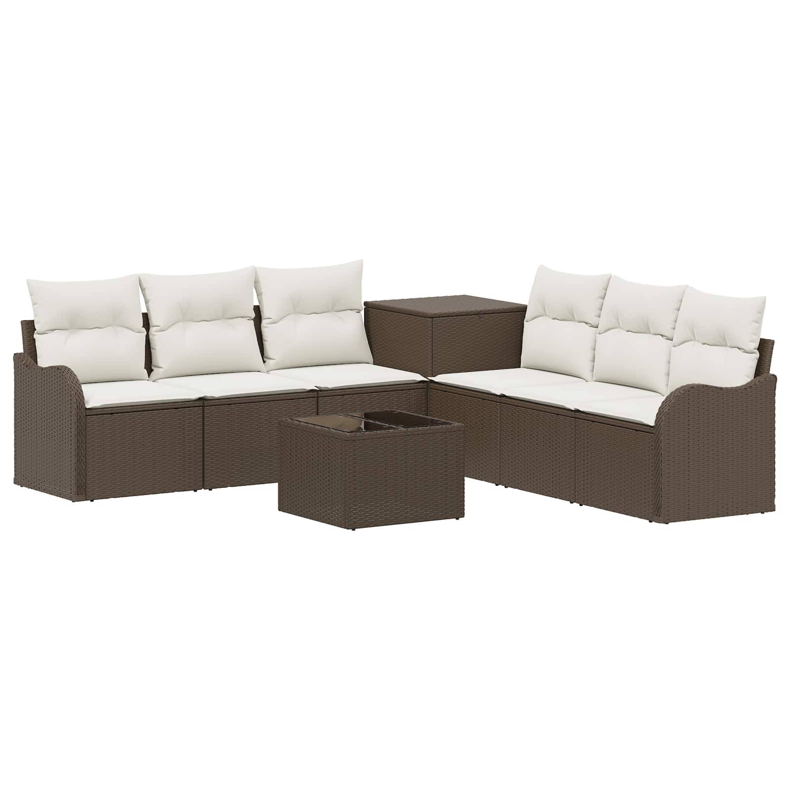 Braunes Rattan-Gartensektionalsofa mit weißen Kissen, passenden Ottomanen und kleinem quadratischem Tisch.