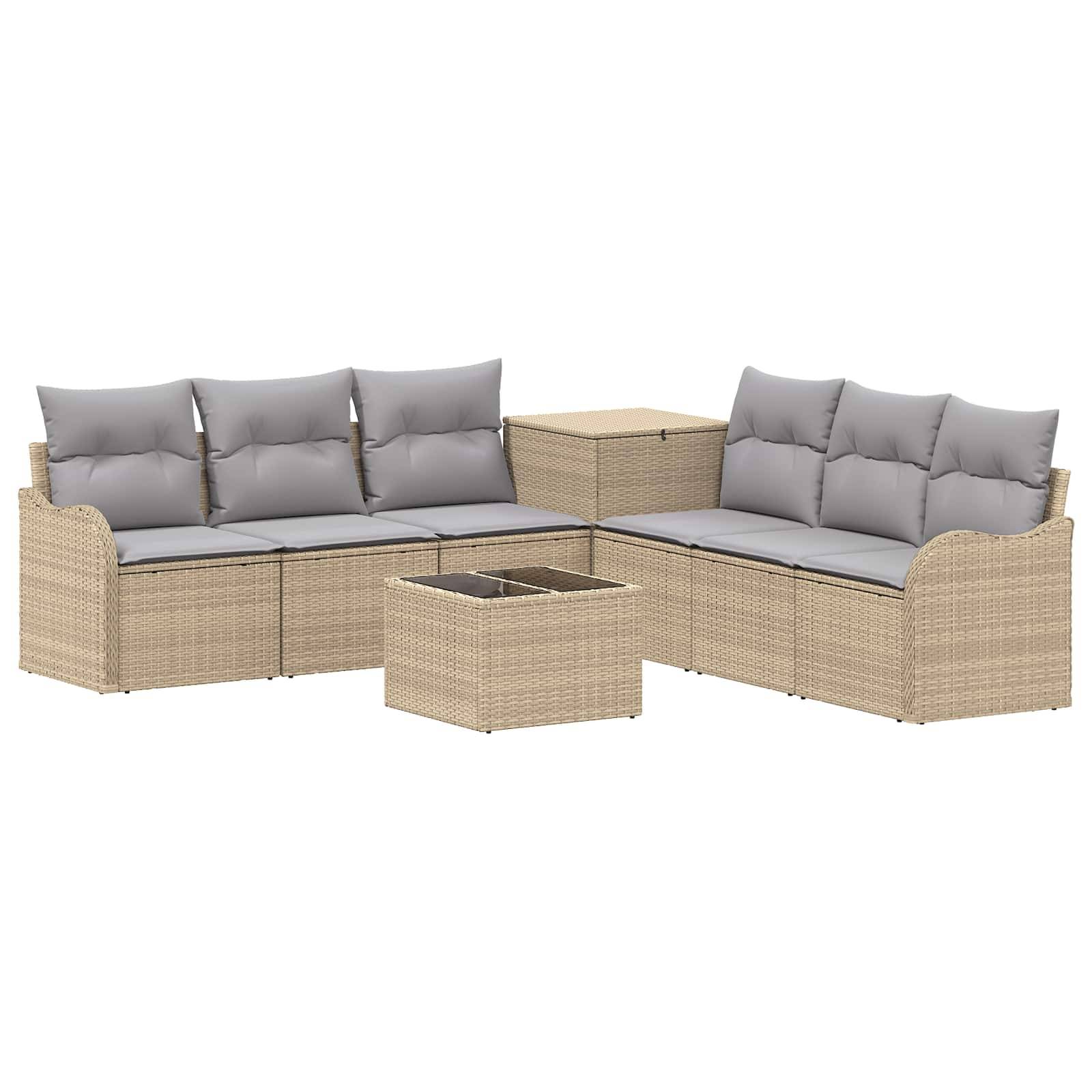 Beige-farbenes Korbgeflecht-Gartensektional-Sofaset mit grauen Kissen und passendem Couchtisch auf weißem Hintergrund.