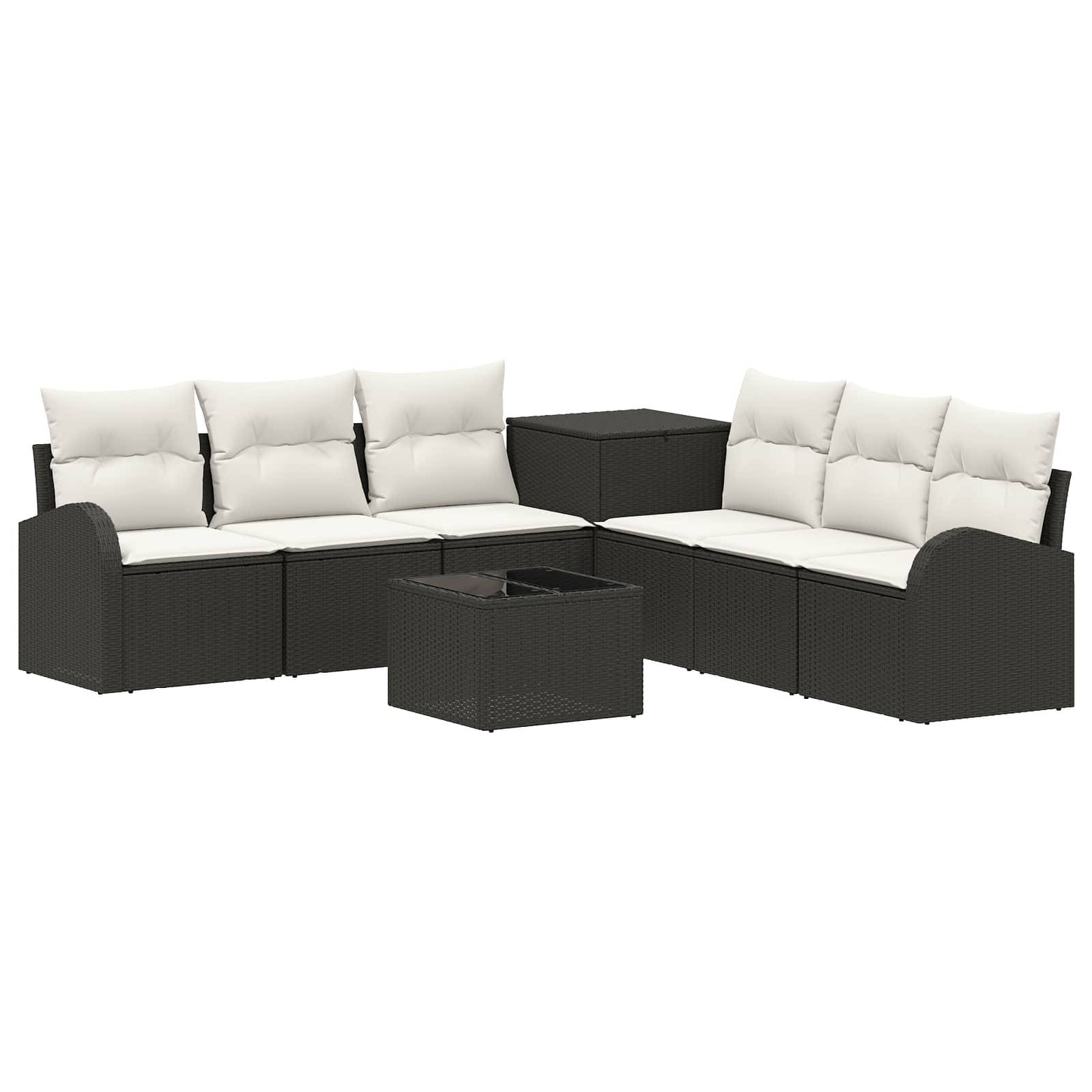 Schwarzes Rattan-Außensofa-Set mit weißen Kissen, Ecktisch und passendem Couchtisch auf weißem Hintergrund.