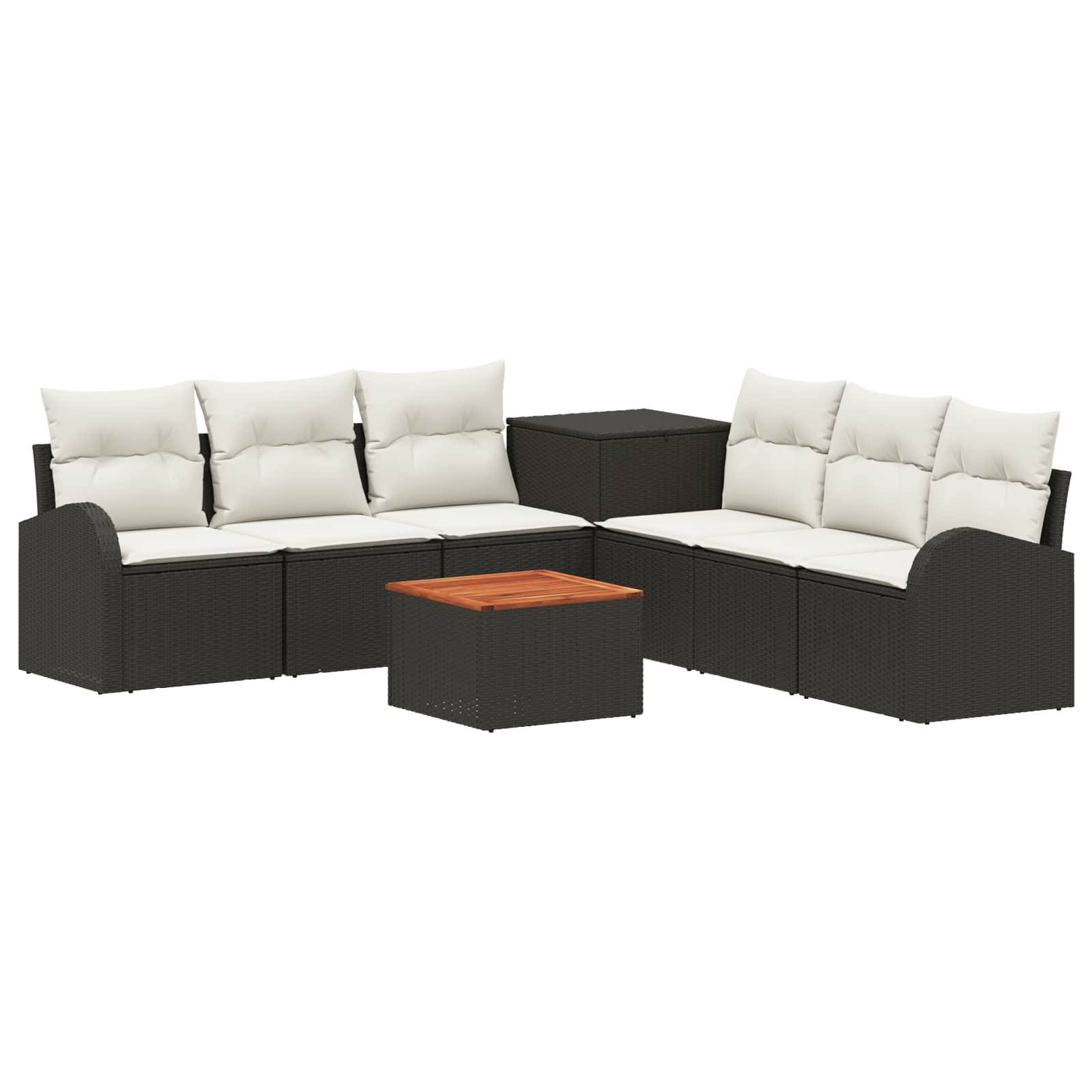 Outdoor-Korbmöbel-Sitzkombination mit weißen Kissen und passendem Couchtisch auf weißem Hintergrund.