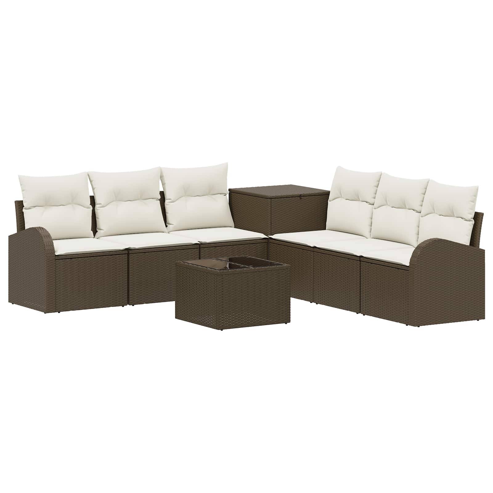 Braunes Rattan-Außensofa-Set mit weißen Kissen, passendem Ecktisch und kleinem Couchtisch auf weißem Hintergrund.