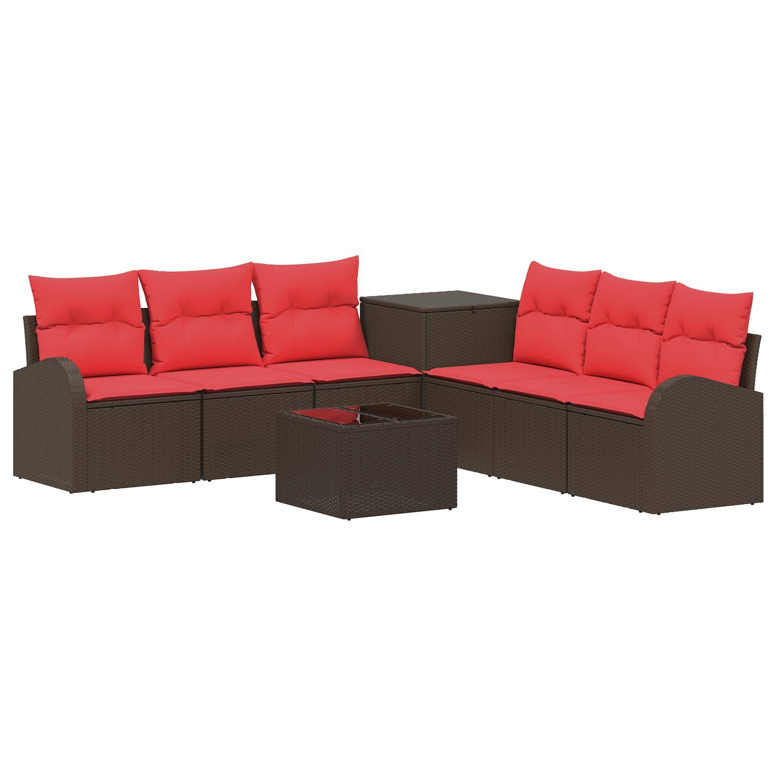 Braunes Rattan-Gartensofas mit roten Kissen, passendem Couchtisch und seitlichem Stauraum-Tisch auf weißem Hintergrund.