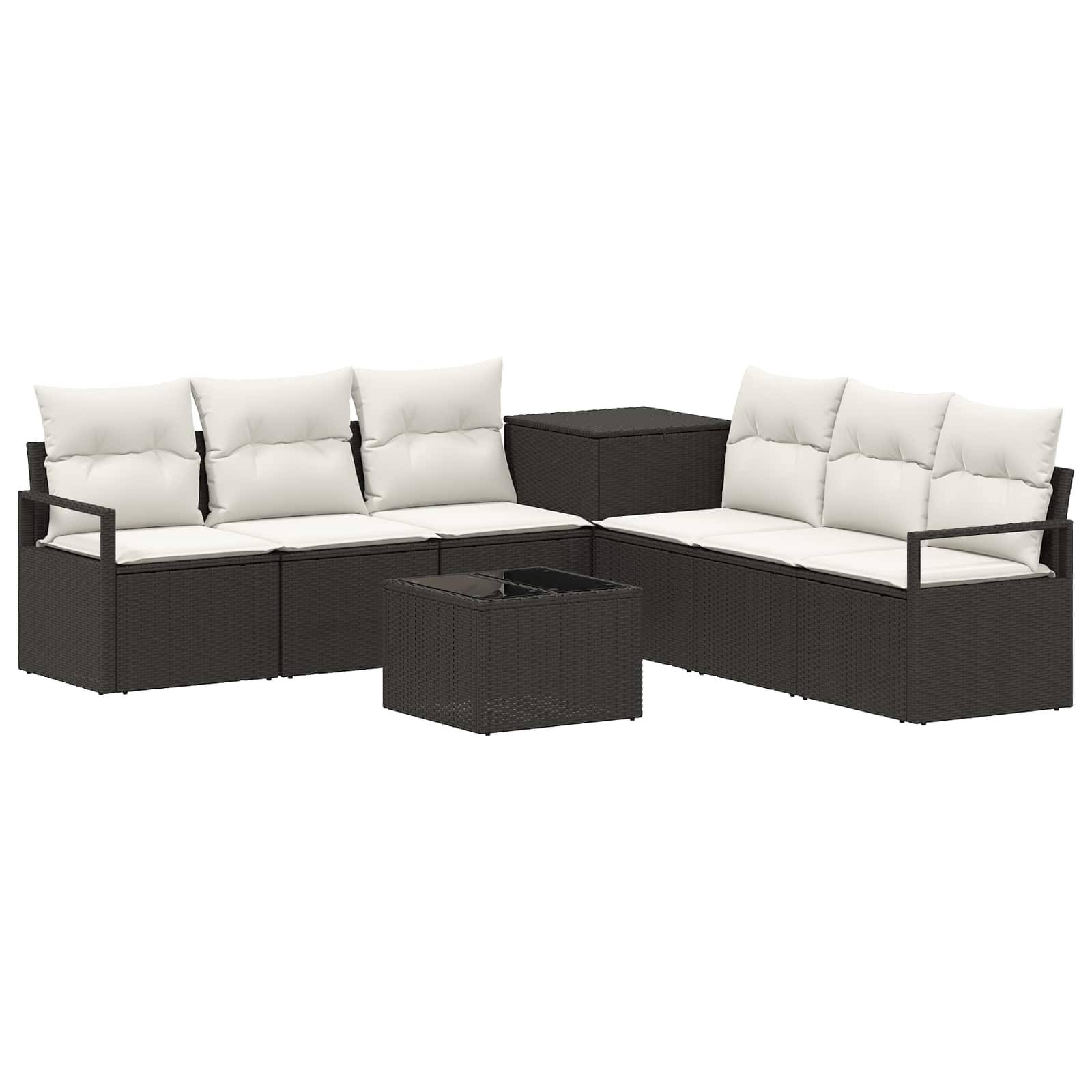Dunkles Rattan-Außenbereichs-Ecksofa mit weißen Kissen und passendem quadratischem Couchtisch auf weißem Hintergrund.