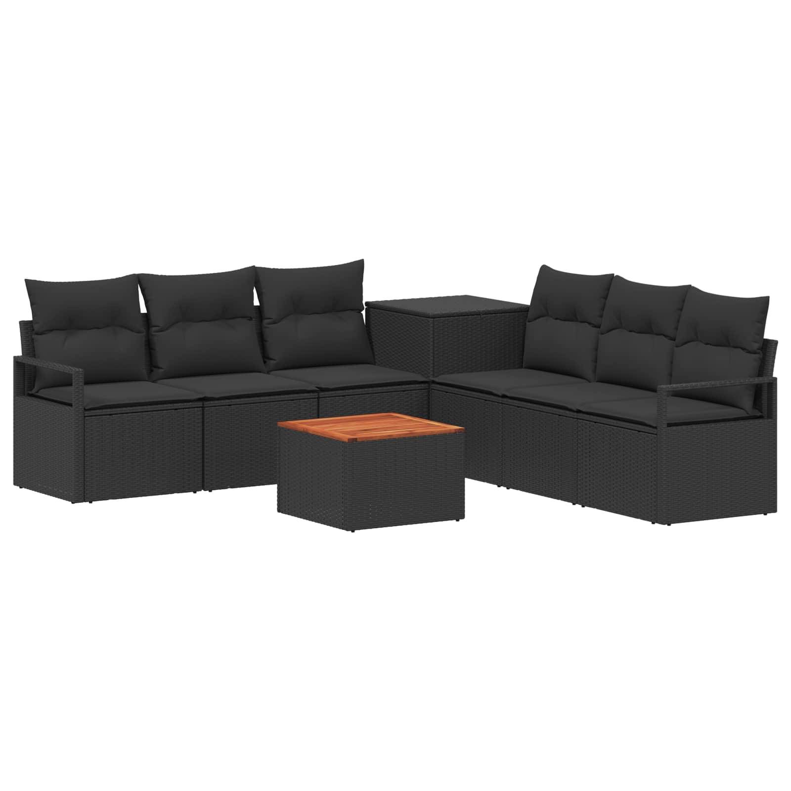 Schwarzes Outdoor-Sofa-Set mit Kissen und kleinem quadratischem Couchtisch mit Holzplatte.