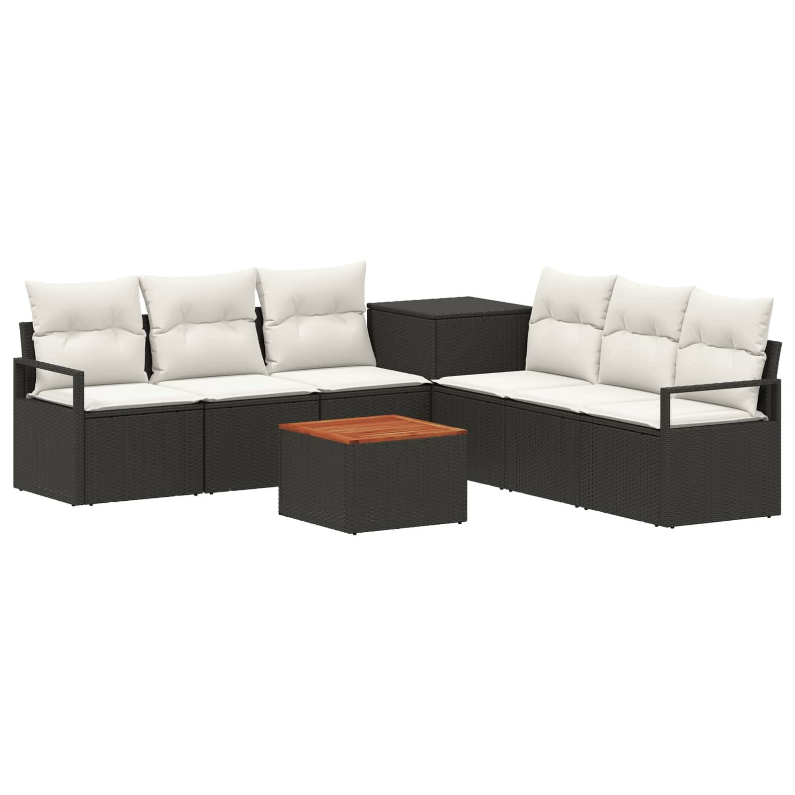 Outdoor-Loungeset mit schwarzen geflochtenen Rahmen, weißen Kissen, zwei Beistelltischen und einem kleinen passenden Couchtisch