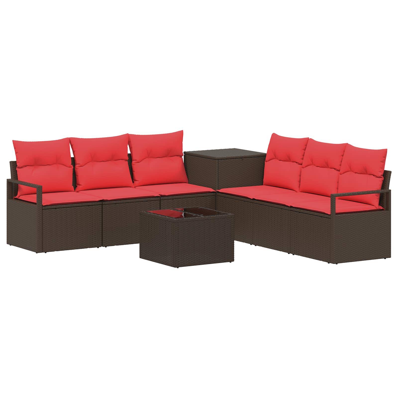 Outdoor-Rattansektor-Sofagarnitur mit roten Kissen, zwei Zweisitzern, Couchtisch und Beistelltisch auf weißem Hintergrund.
