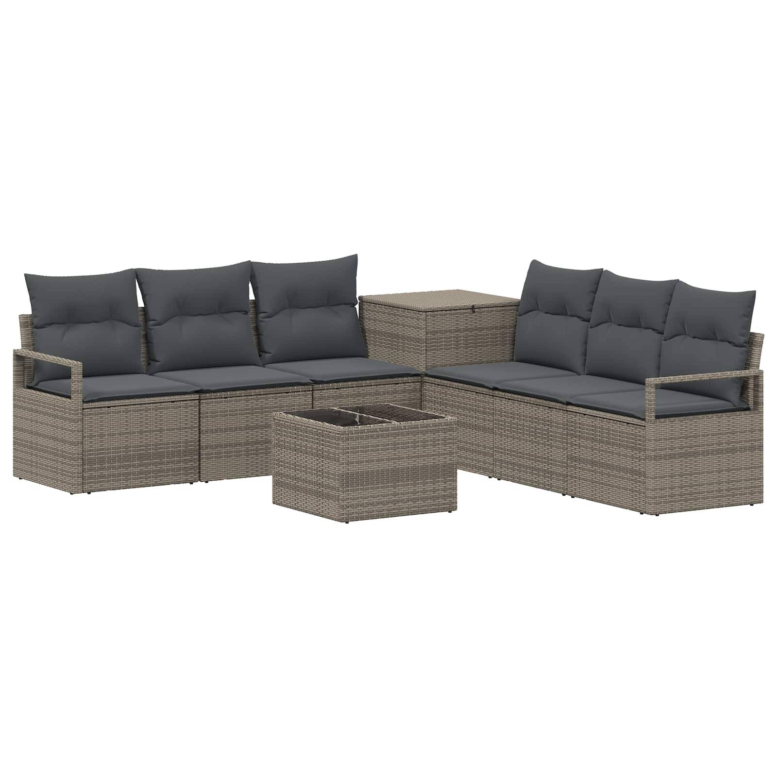 Outdoor-Rattangarnitur für die Terrasse mit zwei graugepolsterten Sofas, passendem Couchtisch und Beistelltisch auf weißem Hintergrund.