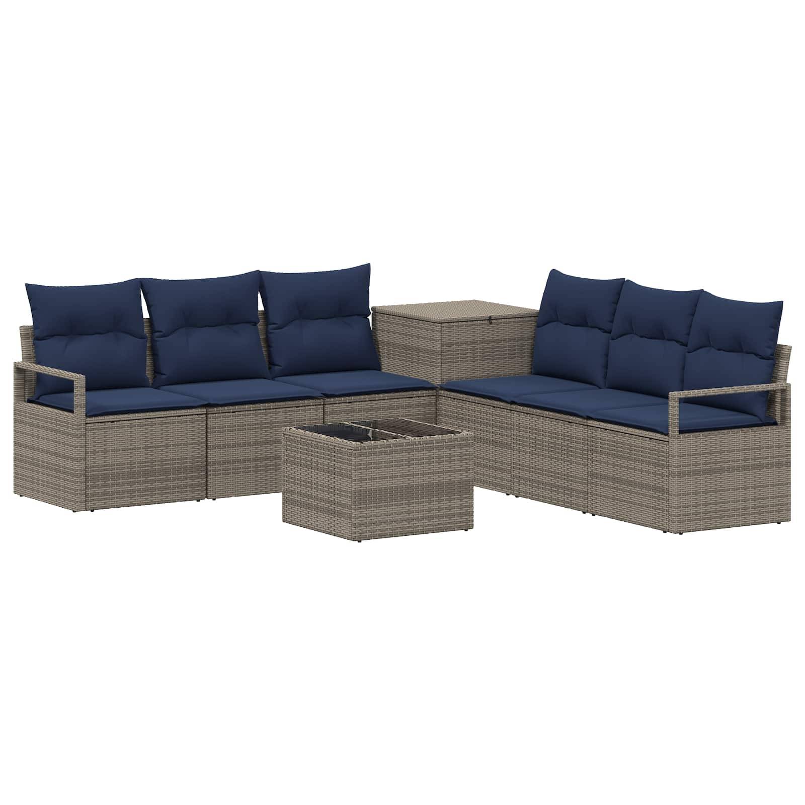 Outdoor-Patio-Ecksofa-Set mit zwei marineblauen gepolsterten Zweisitzern, passenden Ottomanen und einem quadratischen Couchtisch aus grauem Rattan.