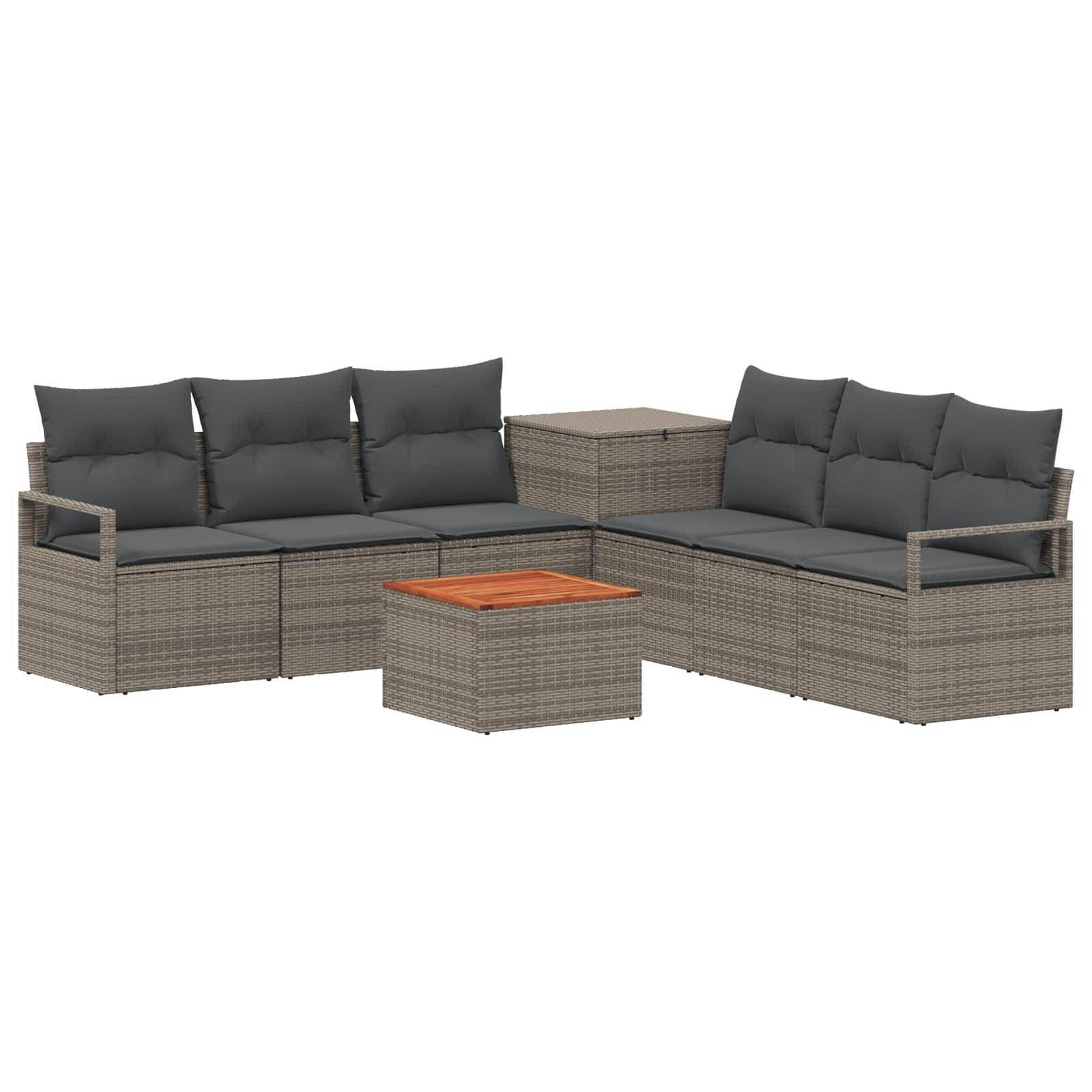 Outdoor-Sektionalsofa-Gartenmöbelset mit grauen Kissen, Geflecht-Rattanrahmen und zwei passenden Tischen auf weißem Hintergrund