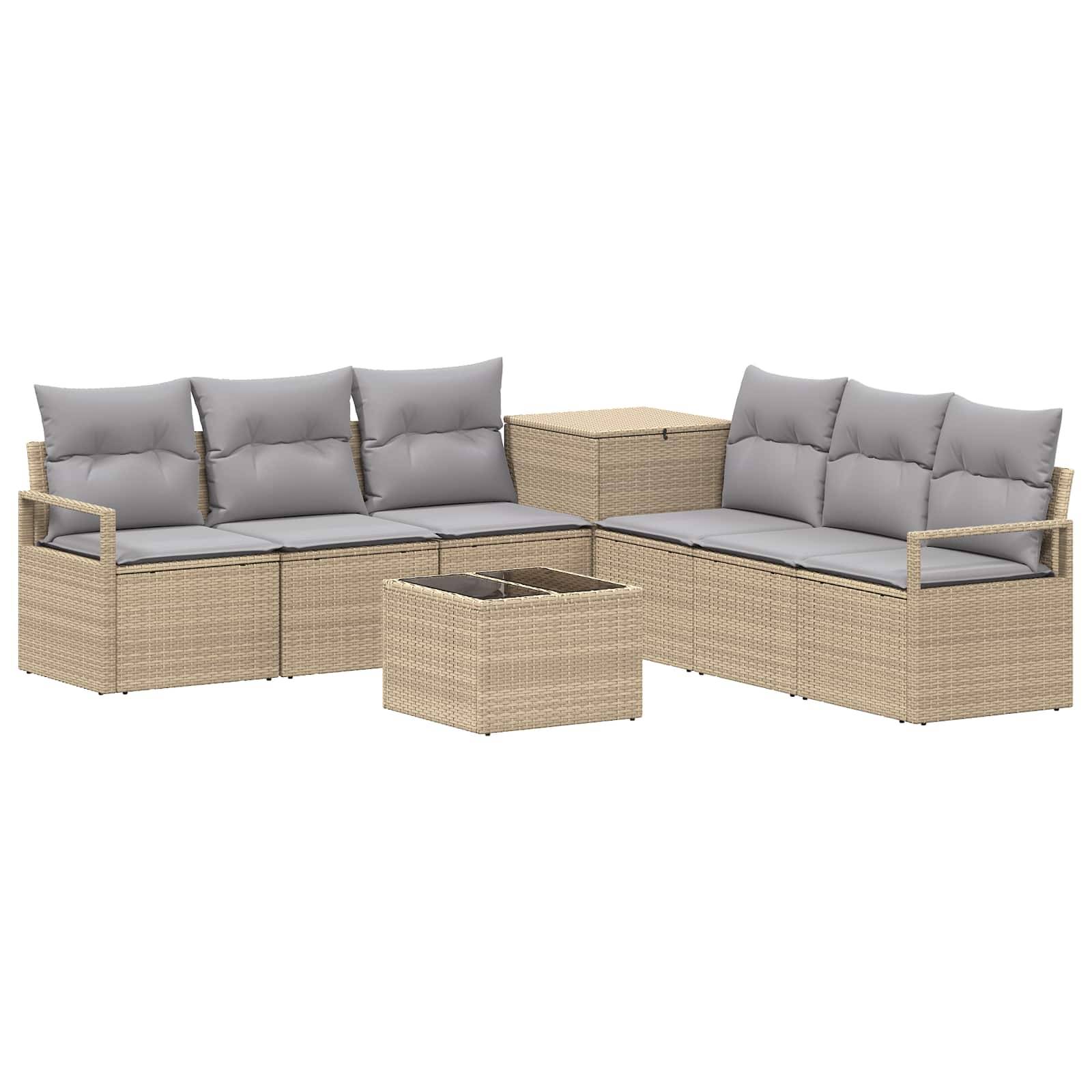 Rattan-Gartenbesteck mit zwei gepolsterten Zweisitzern, einem Beistelltisch und einem kleinen Feuertisch auf weißem Hintergrund.