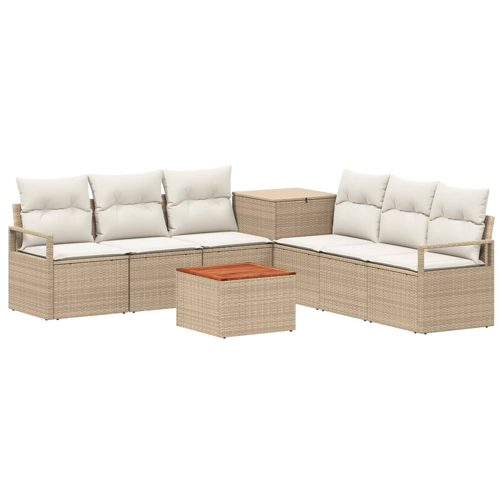 Beige Gartenmöbel Rattanlounge mit weißen Kissen, passendem Pouf und kleinem Tisch auf weißem Hintergrund.