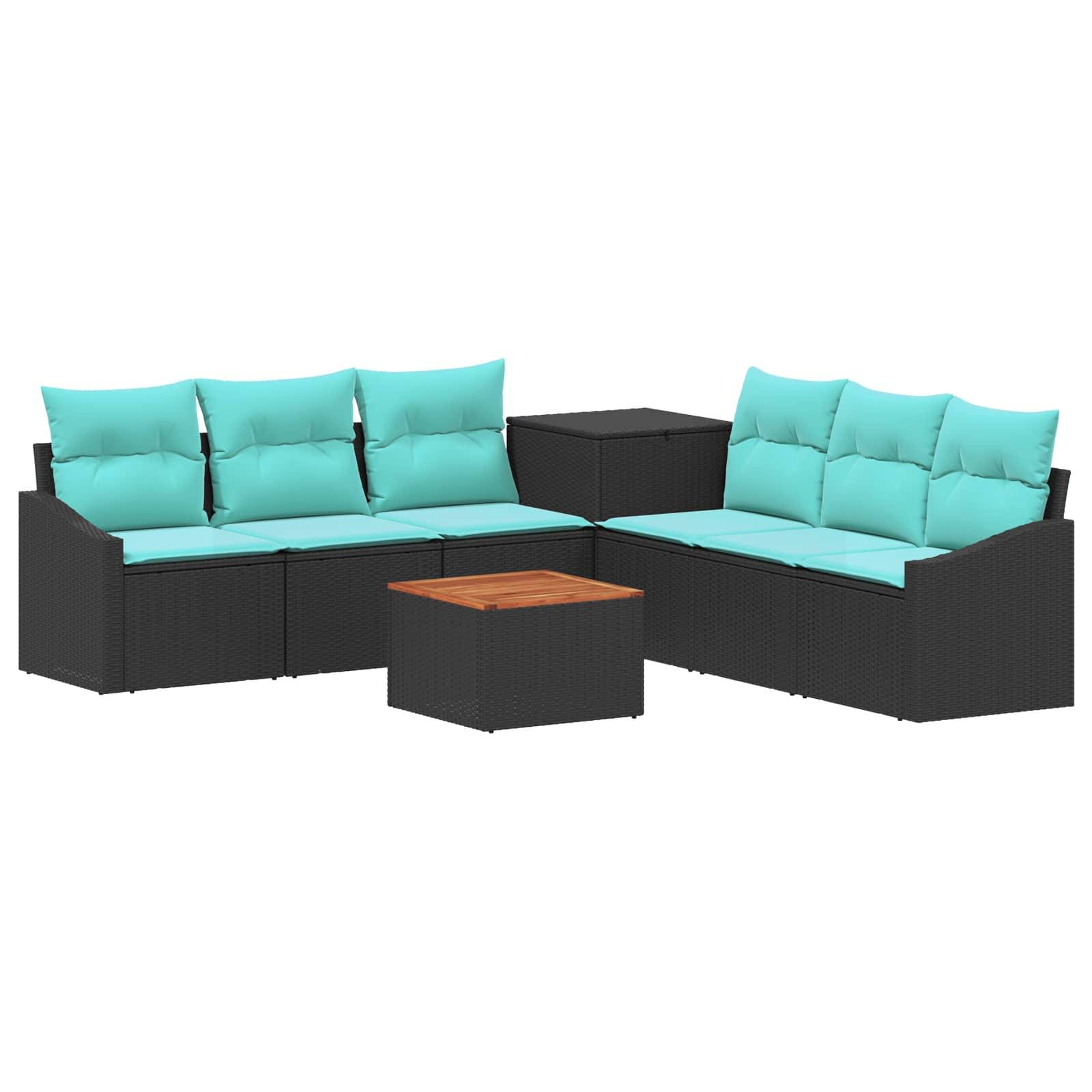 Schwarzes Korbgeflecht-Außensofa-Set mit türkisfarbenen Kissen, zwei Beistelltischen und einem kleinen Couchtisch mit Holzplatte auf weißem Hintergrund