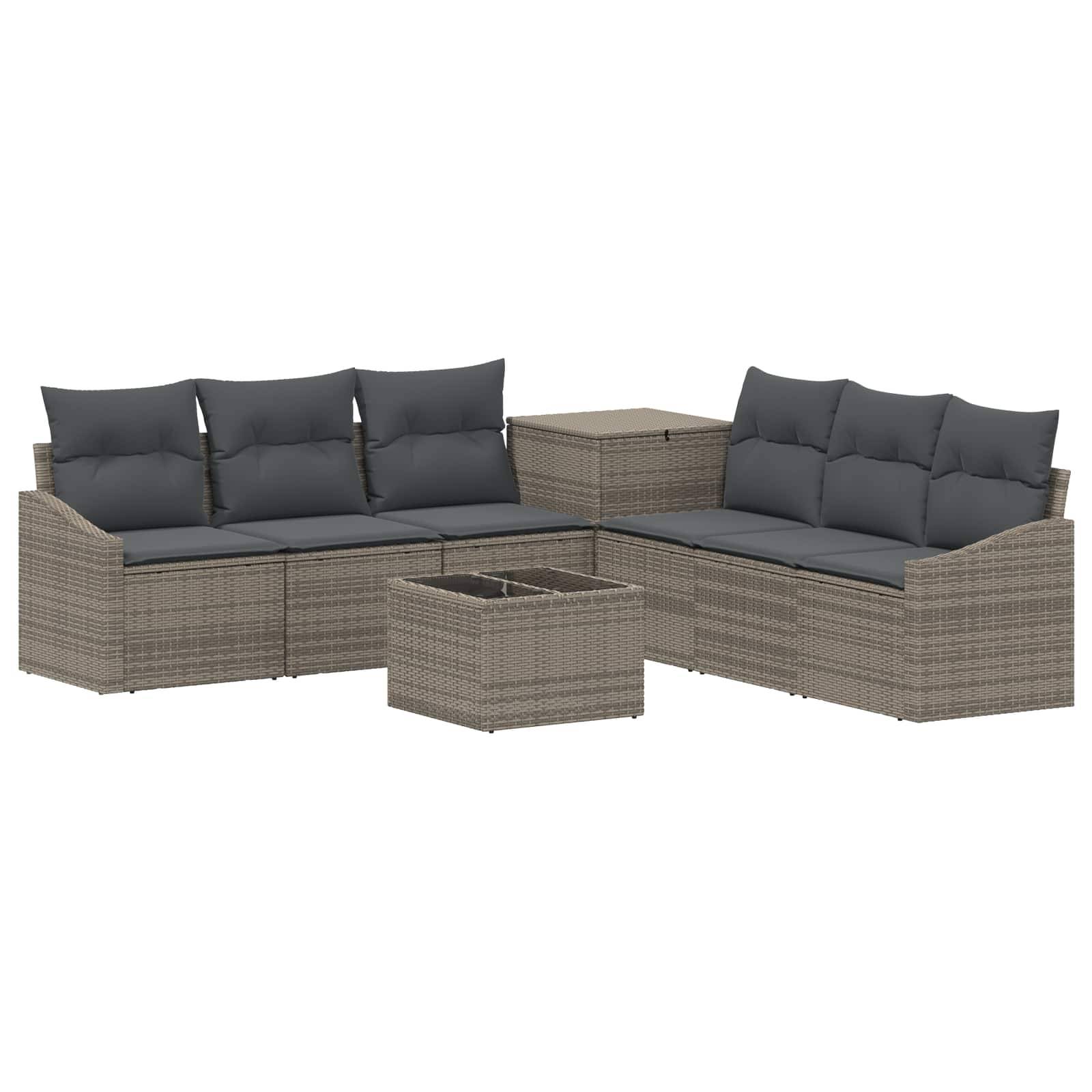 Braunes Korbgeflecht-Außensofa-Set mit dunklen Kissen und zwei passenden Tischen auf weißem Hintergrund.